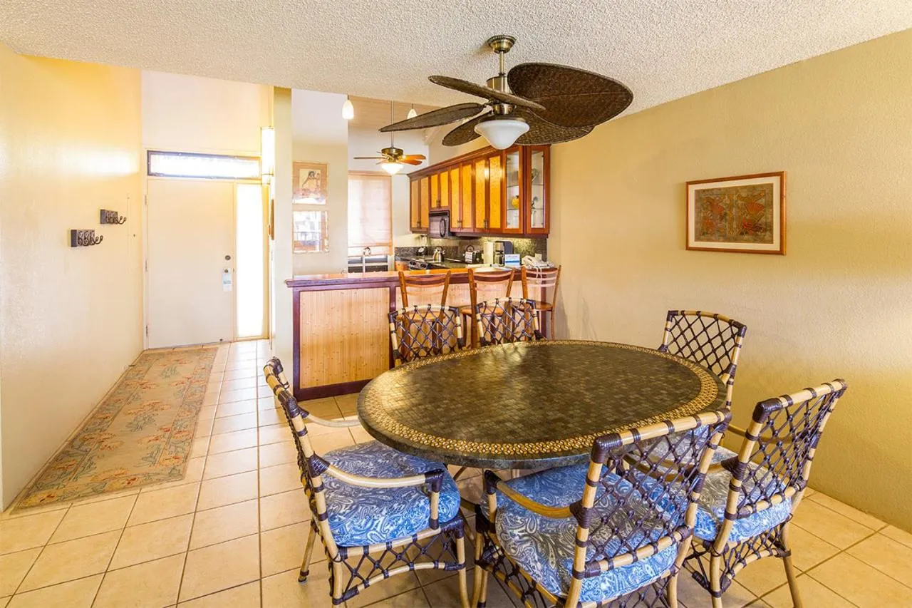 Dining area in Castle Kama'ole Sands