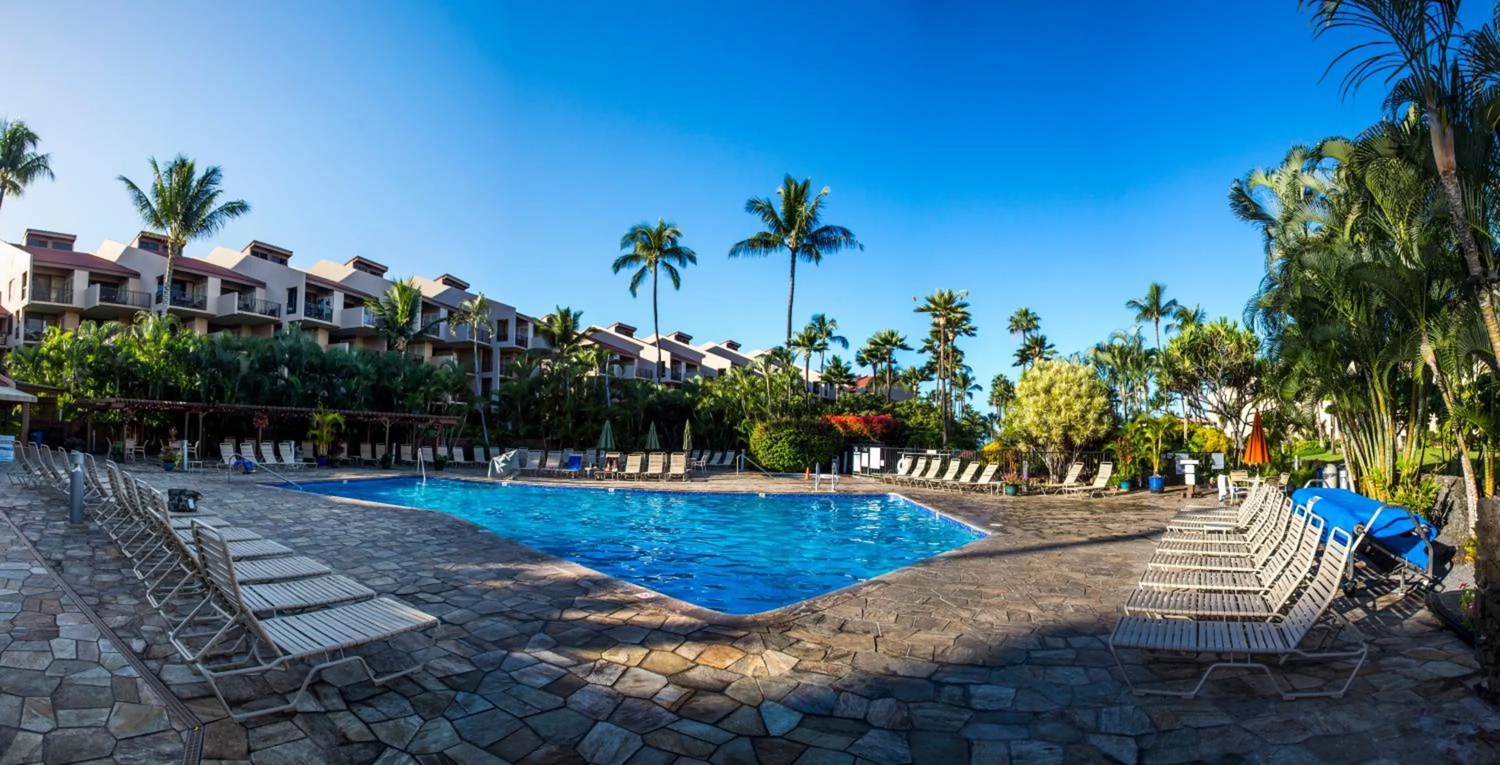 Swimming pool in Castle Kama'ole Sands
