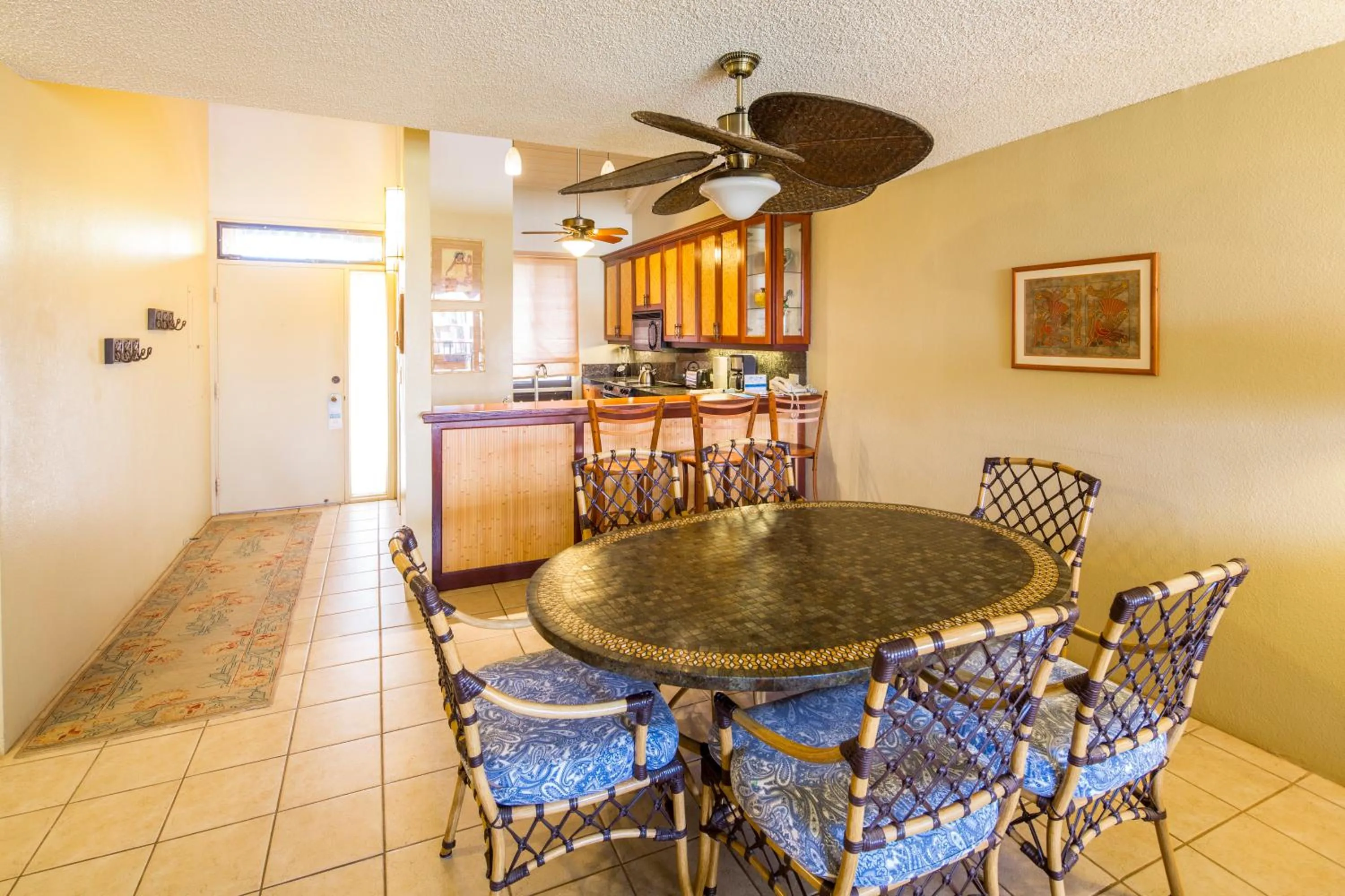 Dining area in Castle Kama'ole Sands
