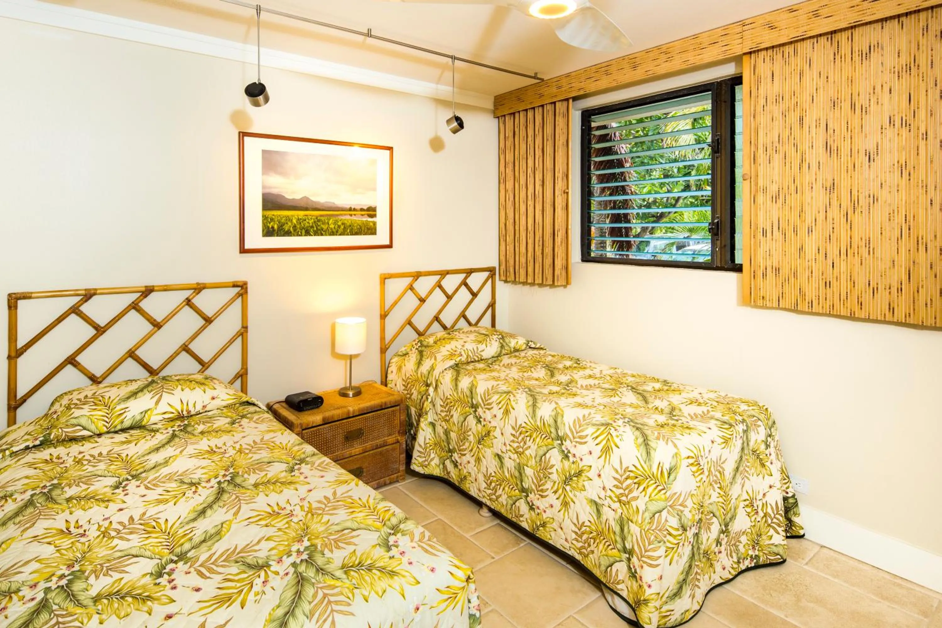 Bedroom, Bed in Castle Po'ipū Shores