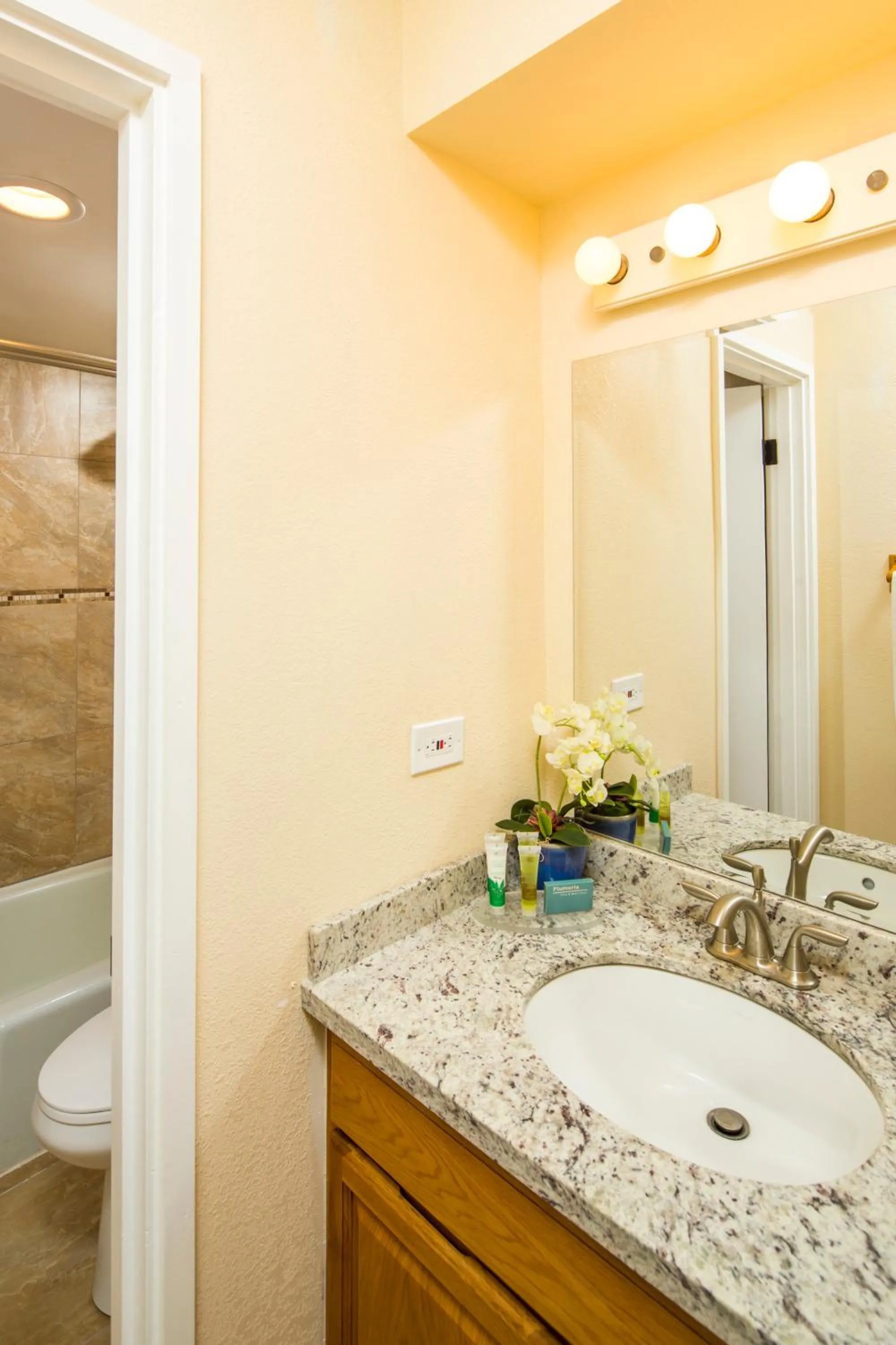 Bathroom in Castle Po'ipū Shores