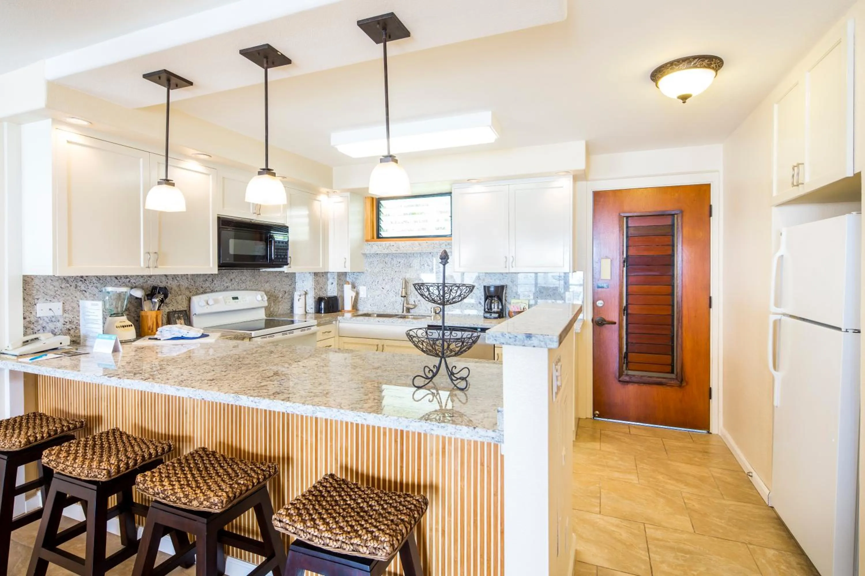 Kitchen or kitchenette in Castle Po'ipū Shores