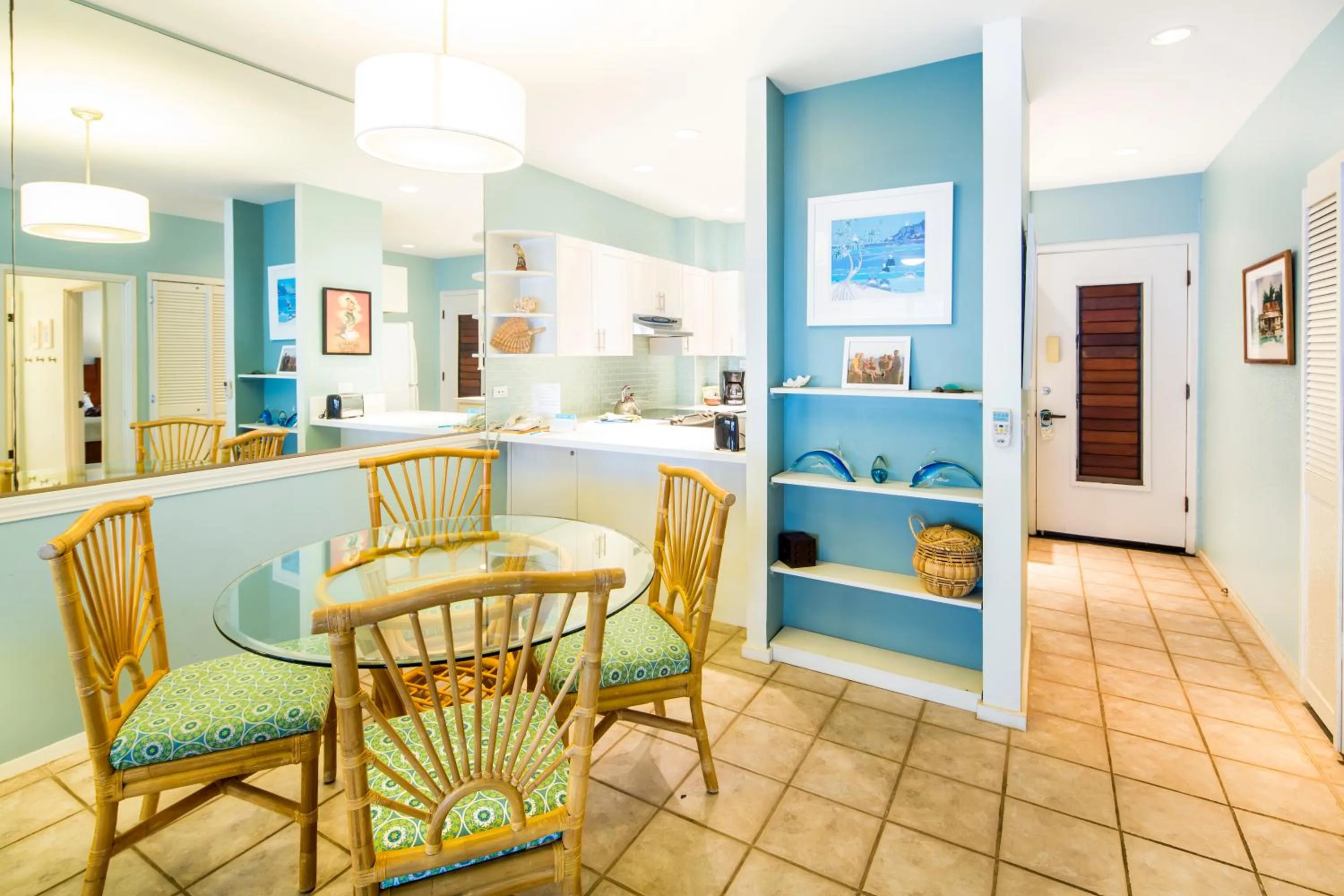 Dining area in Castle Po'ipū Shores