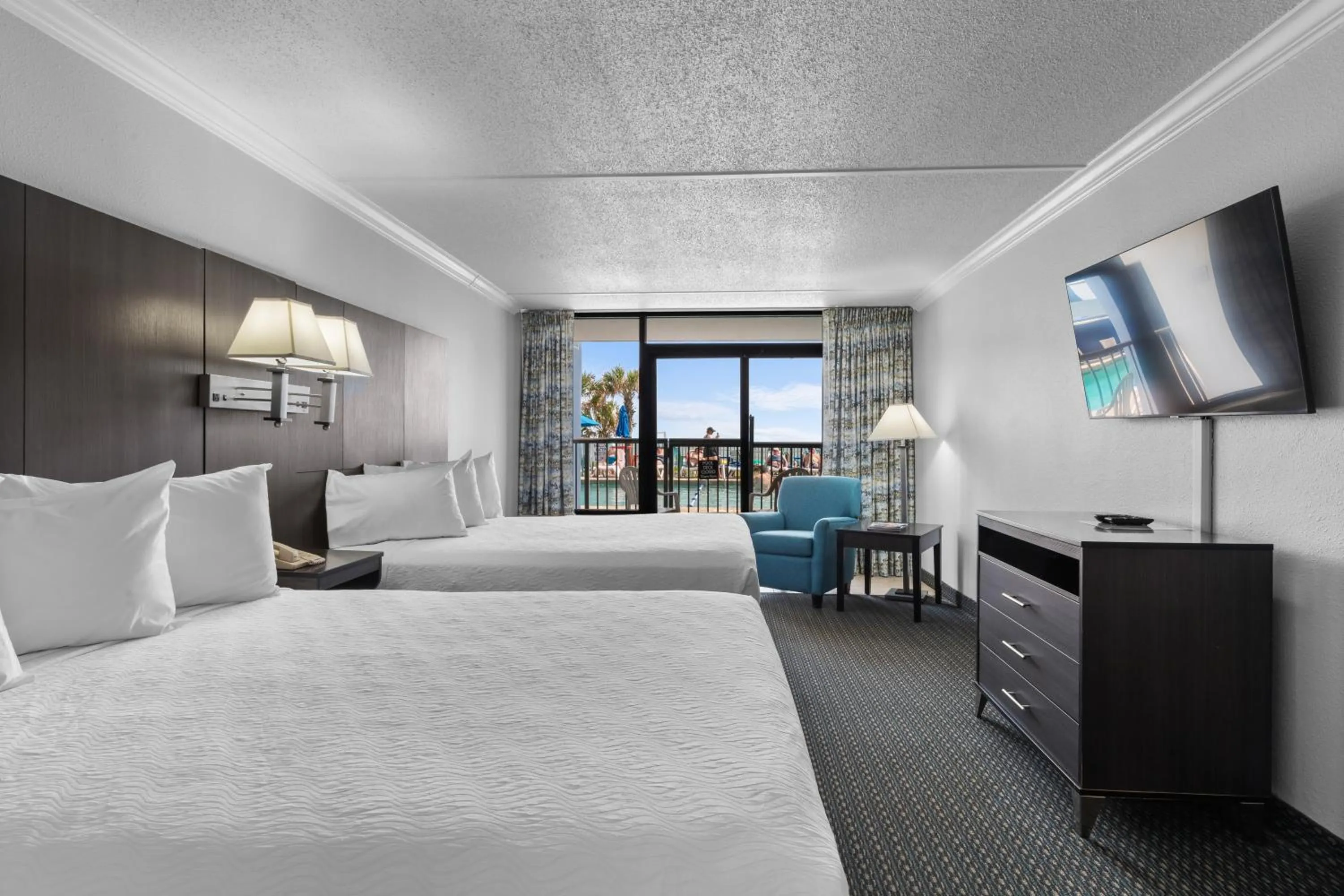 Photo of the whole room, Bed in Grande Shores