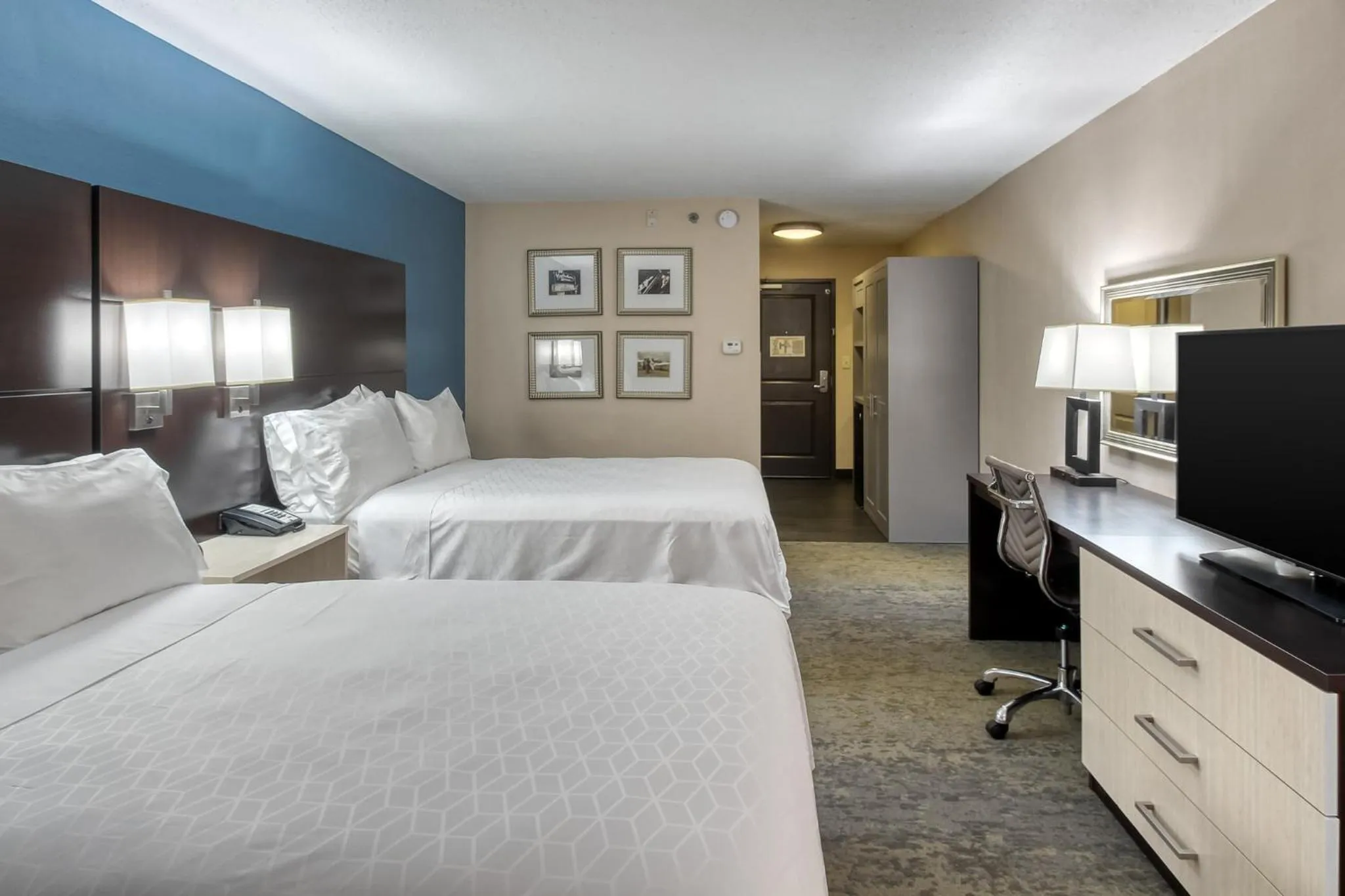 Photo of the whole room, Bed in Holiday Inn & Suites Atlanta Airport North by IHG