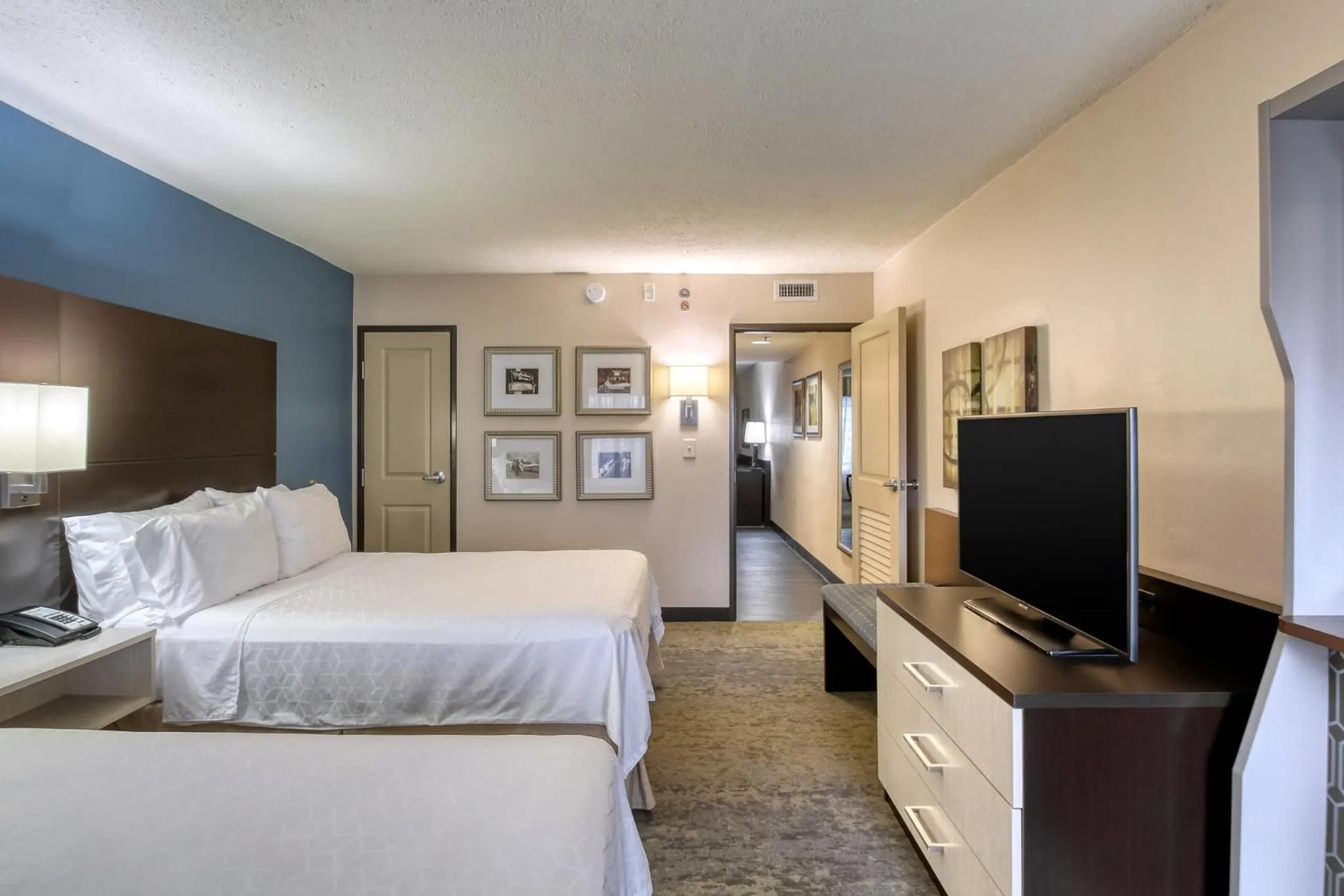 Photo of the whole room, Bed in Holiday Inn & Suites Atlanta Airport North by IHG