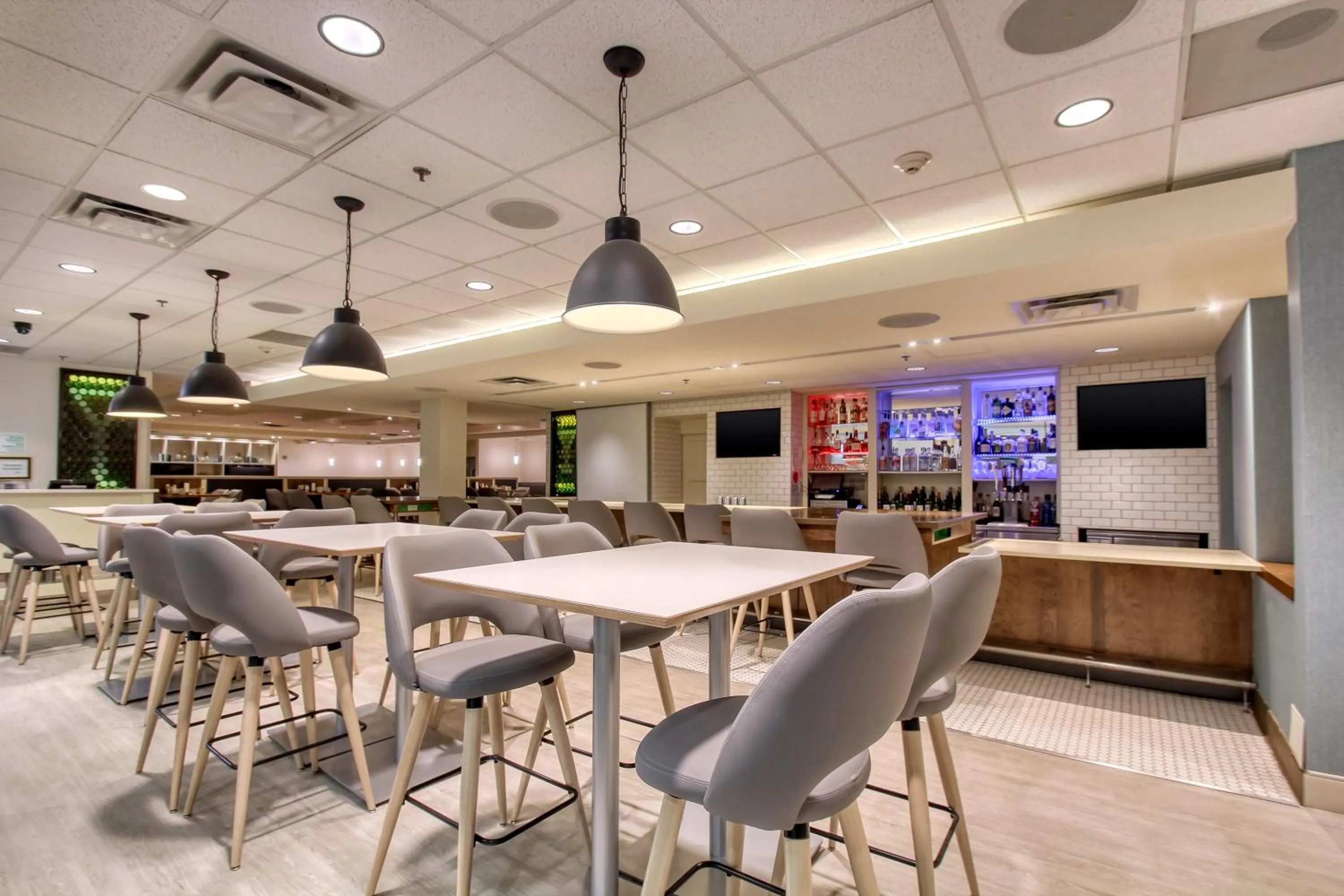 Lounge or bar in Holiday Inn & Suites Atlanta Airport North by IHG