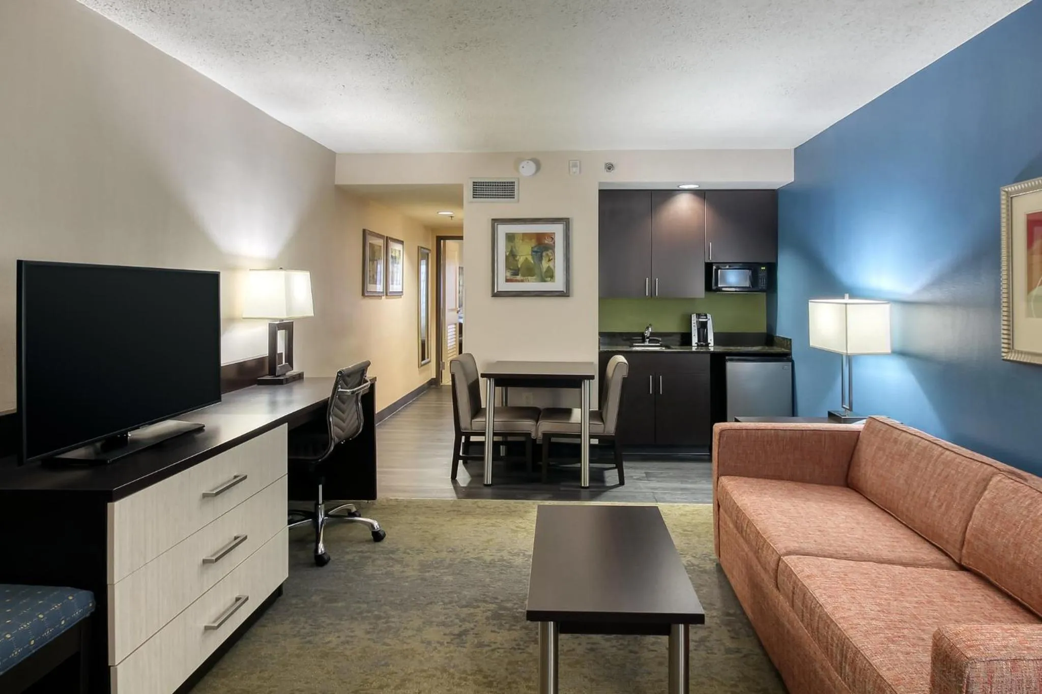 Photo of the whole room in Holiday Inn & Suites Atlanta Airport North by IHG