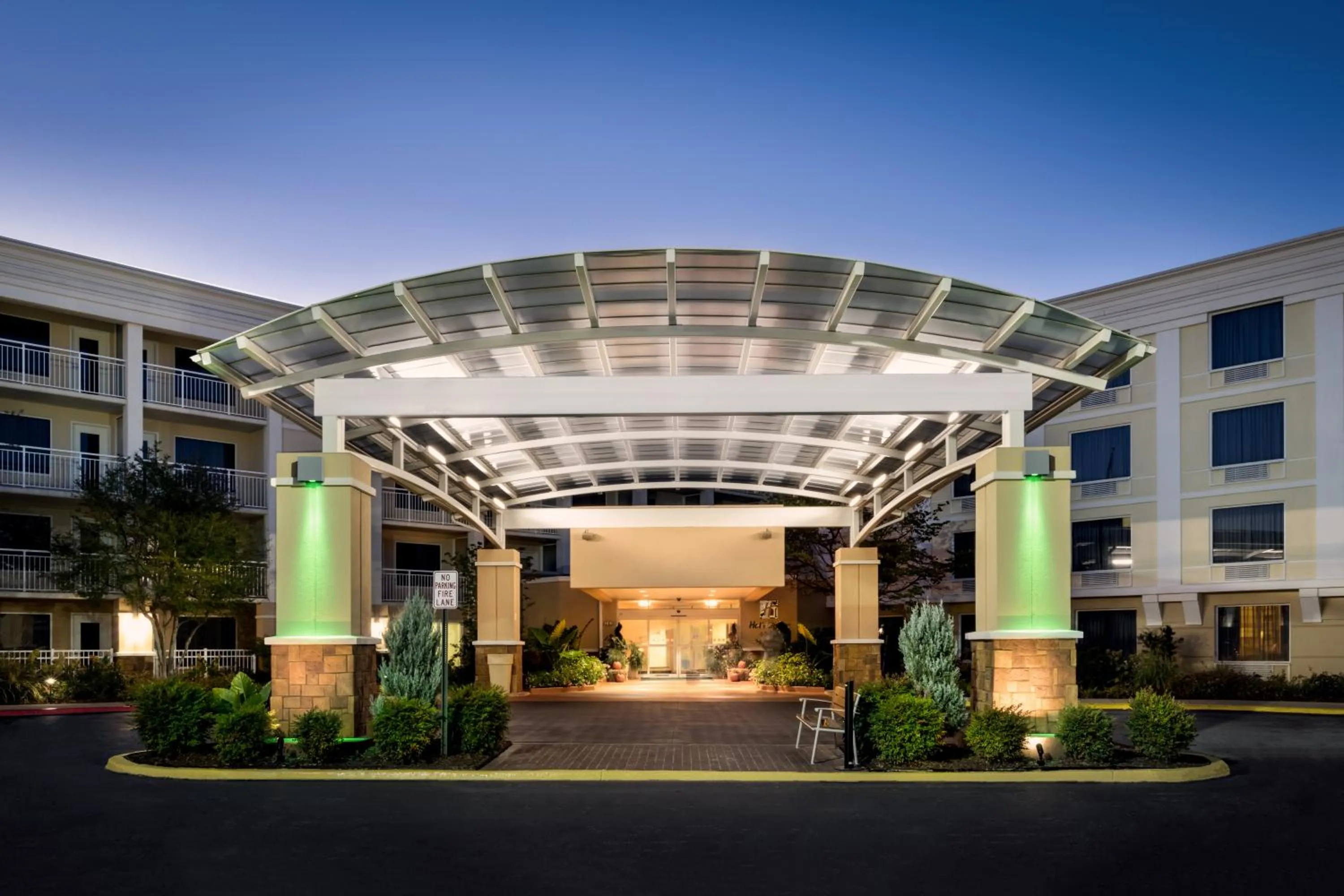 Property building in Holiday Inn & Suites Atlanta Airport North by IHG