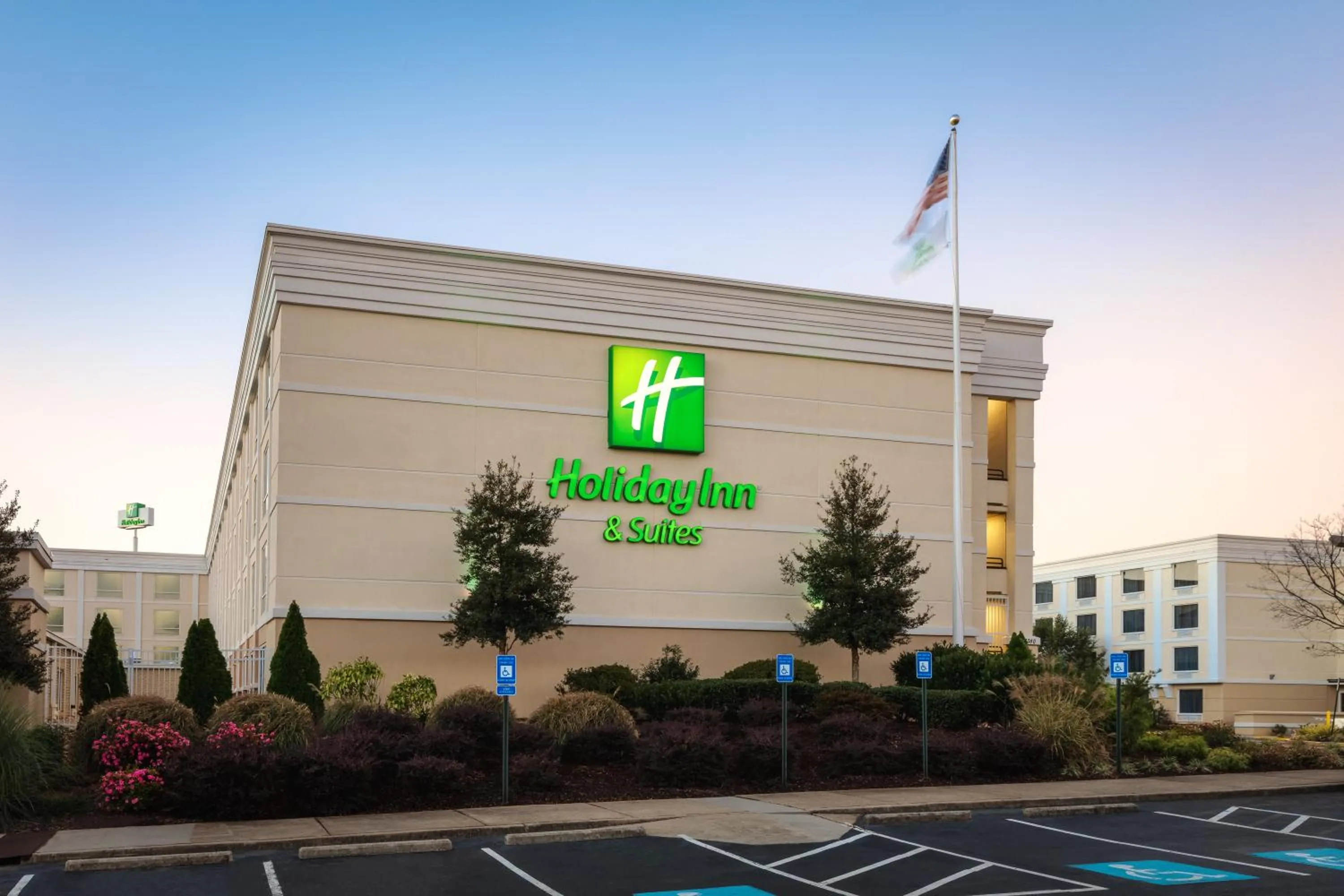 Property building in Holiday Inn & Suites Atlanta Airport North by IHG