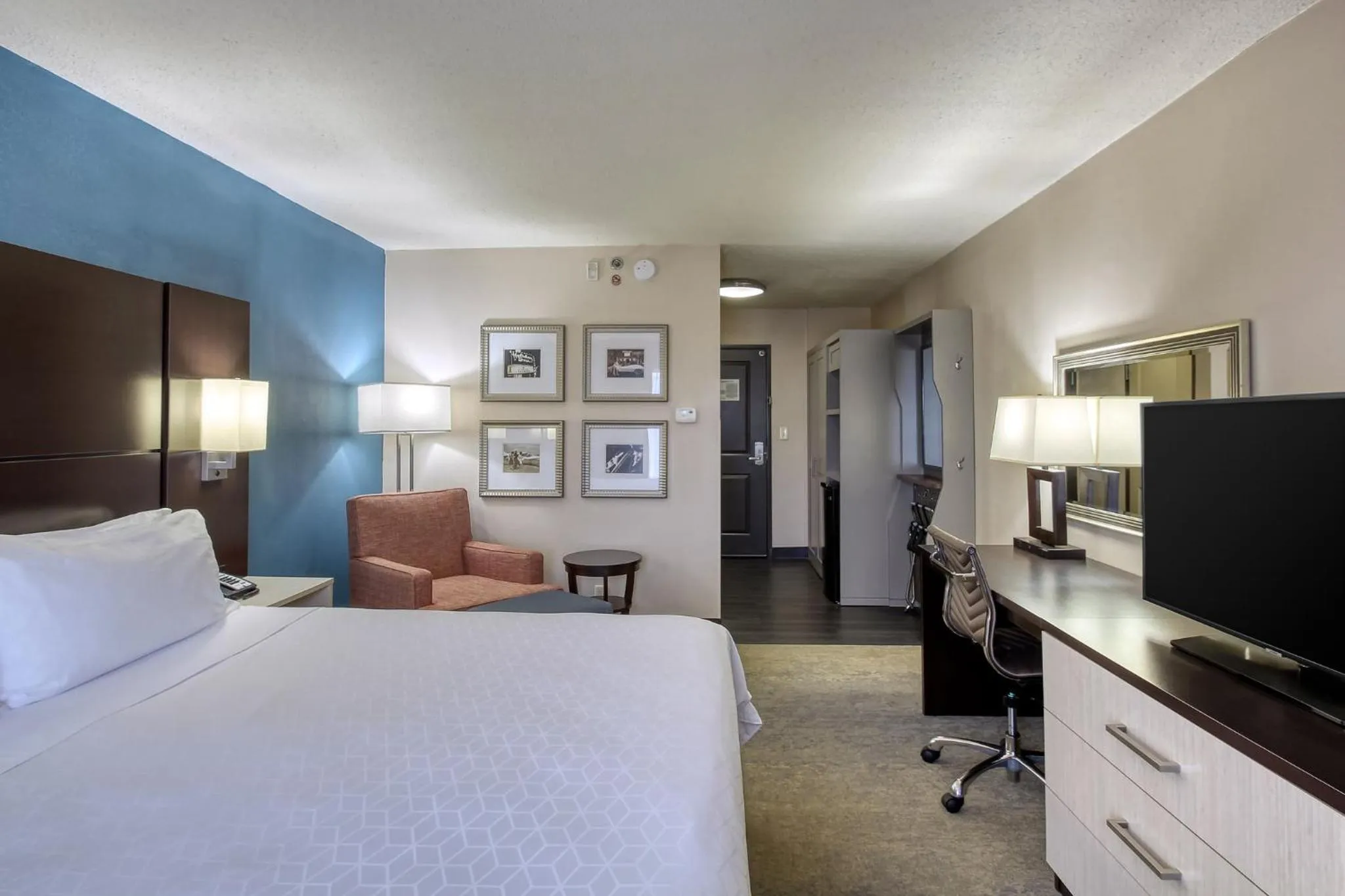 Photo of the whole room, Bed in Holiday Inn & Suites Atlanta Airport North by IHG