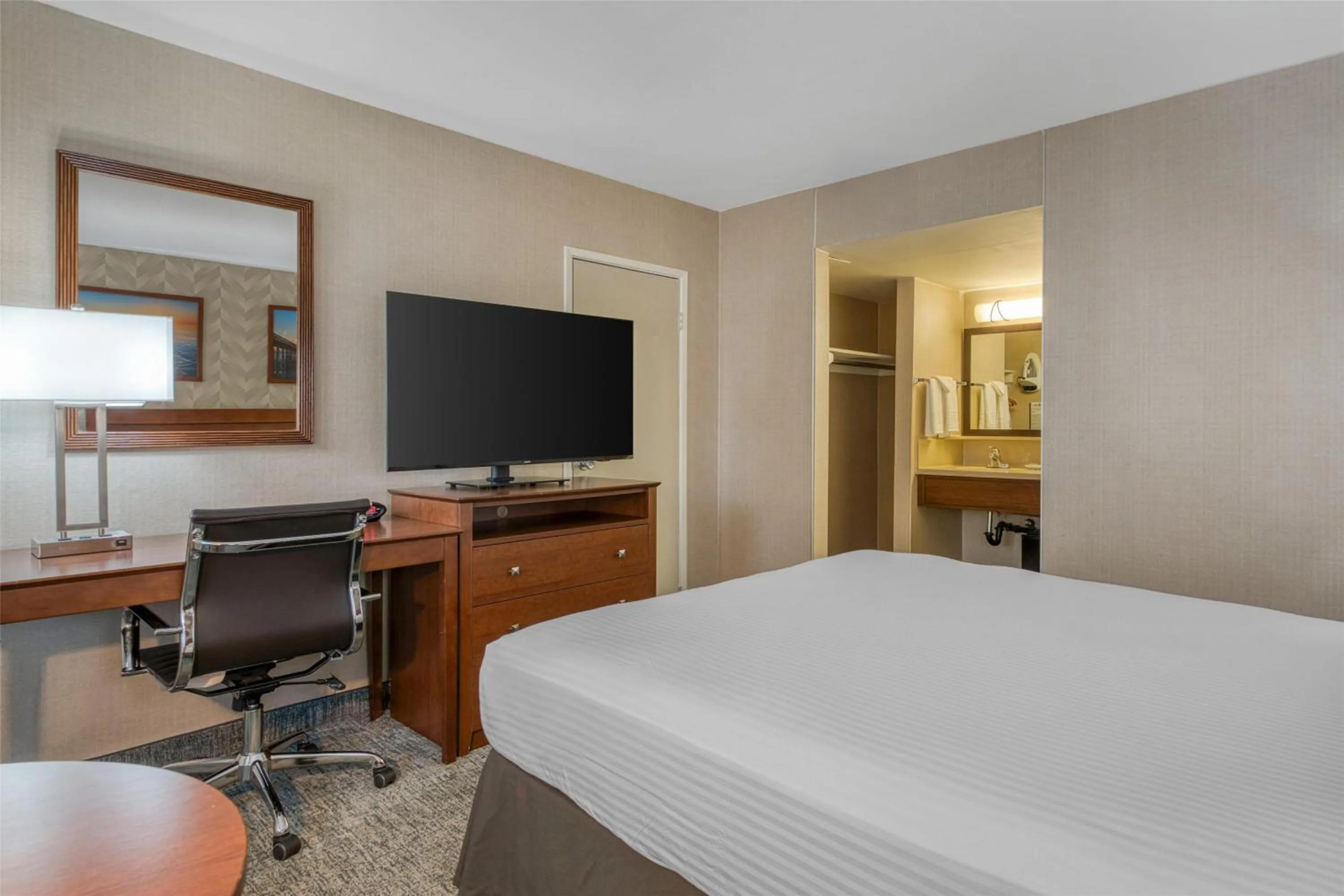 Bedroom, Bed in Best Western Seven Seas