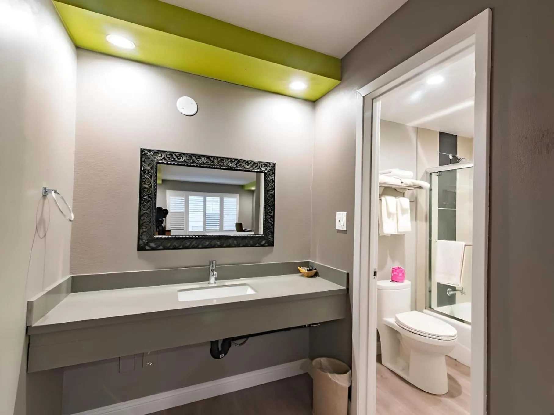 Toilet in The SeaScape Inn