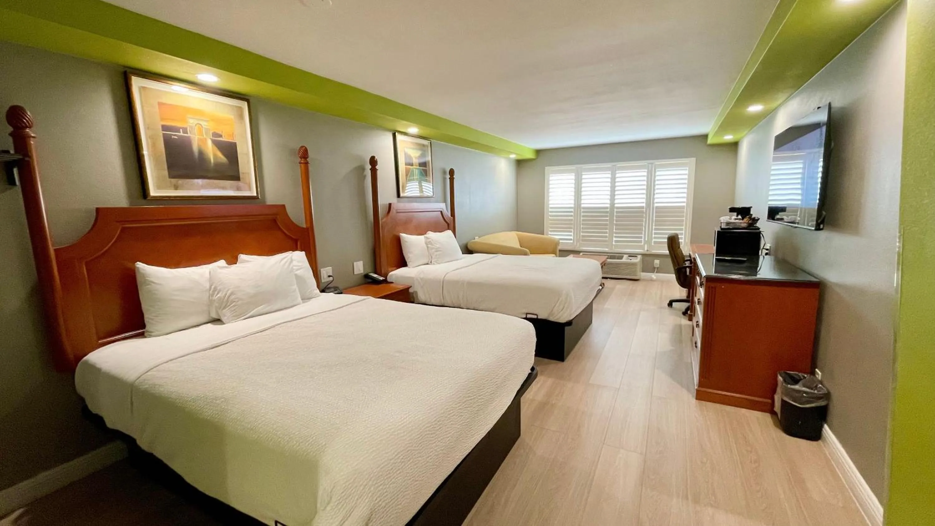 Bed in The SeaScape Inn