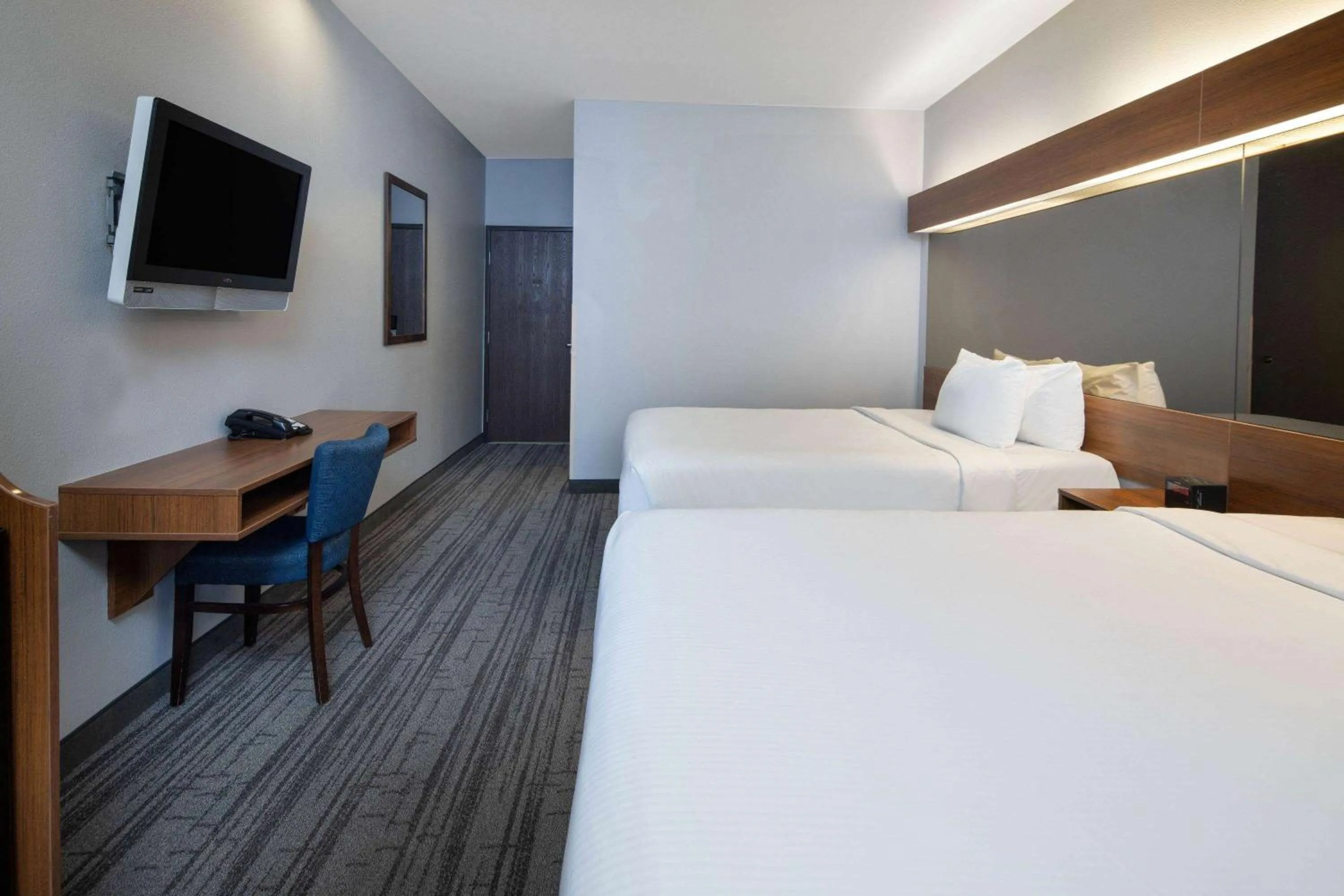 Photo of the whole room, Bed in Baymont by Wyndham Las Vegas South Strip