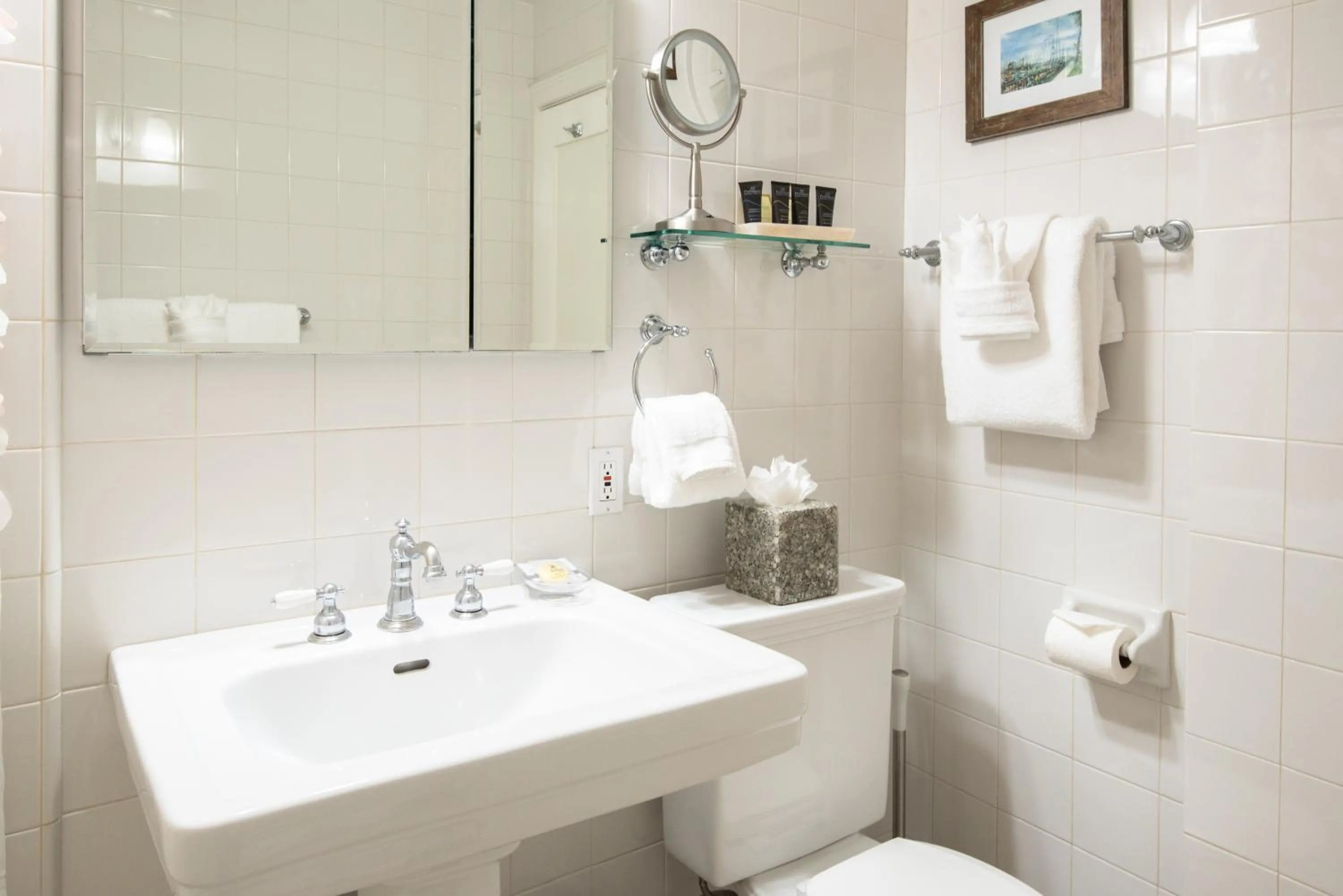 Bathroom in Harbor House Inn