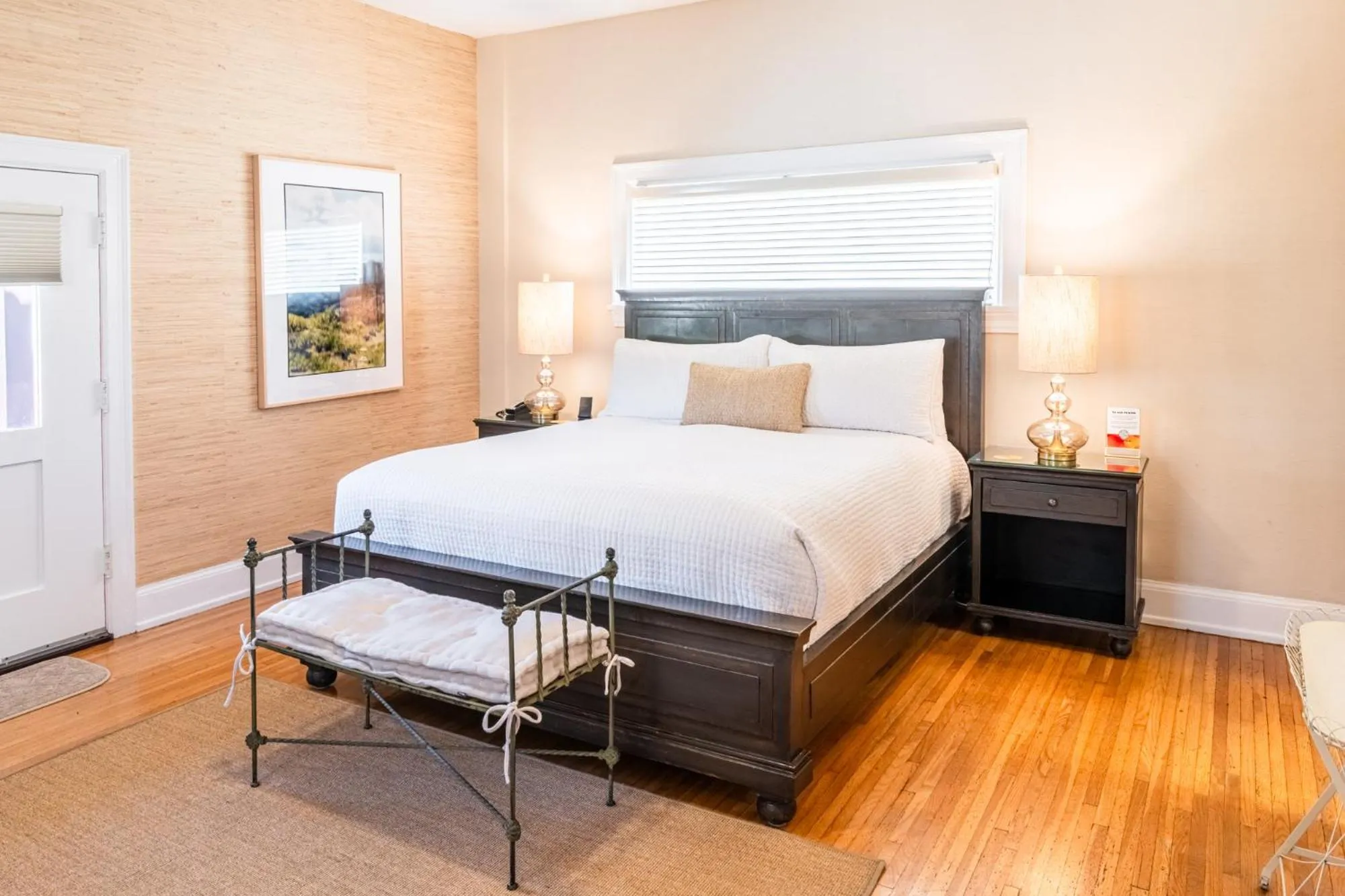 Bed in Harbor House Inn