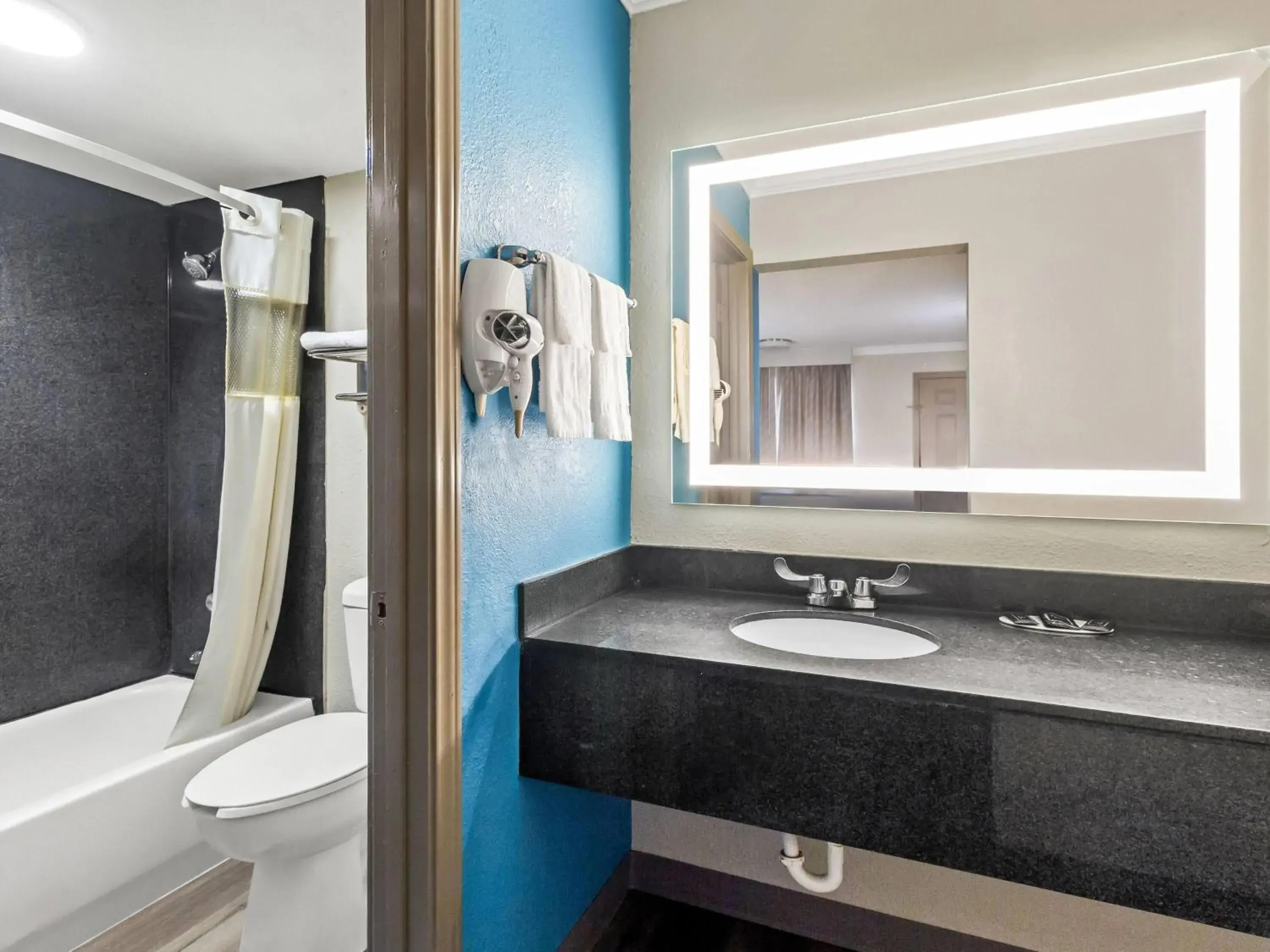 Standard King Room - Smoking in Days Inn by Wyndham Houston East Standard King Room - Smoking in Days Inn by Wyndham Houston East