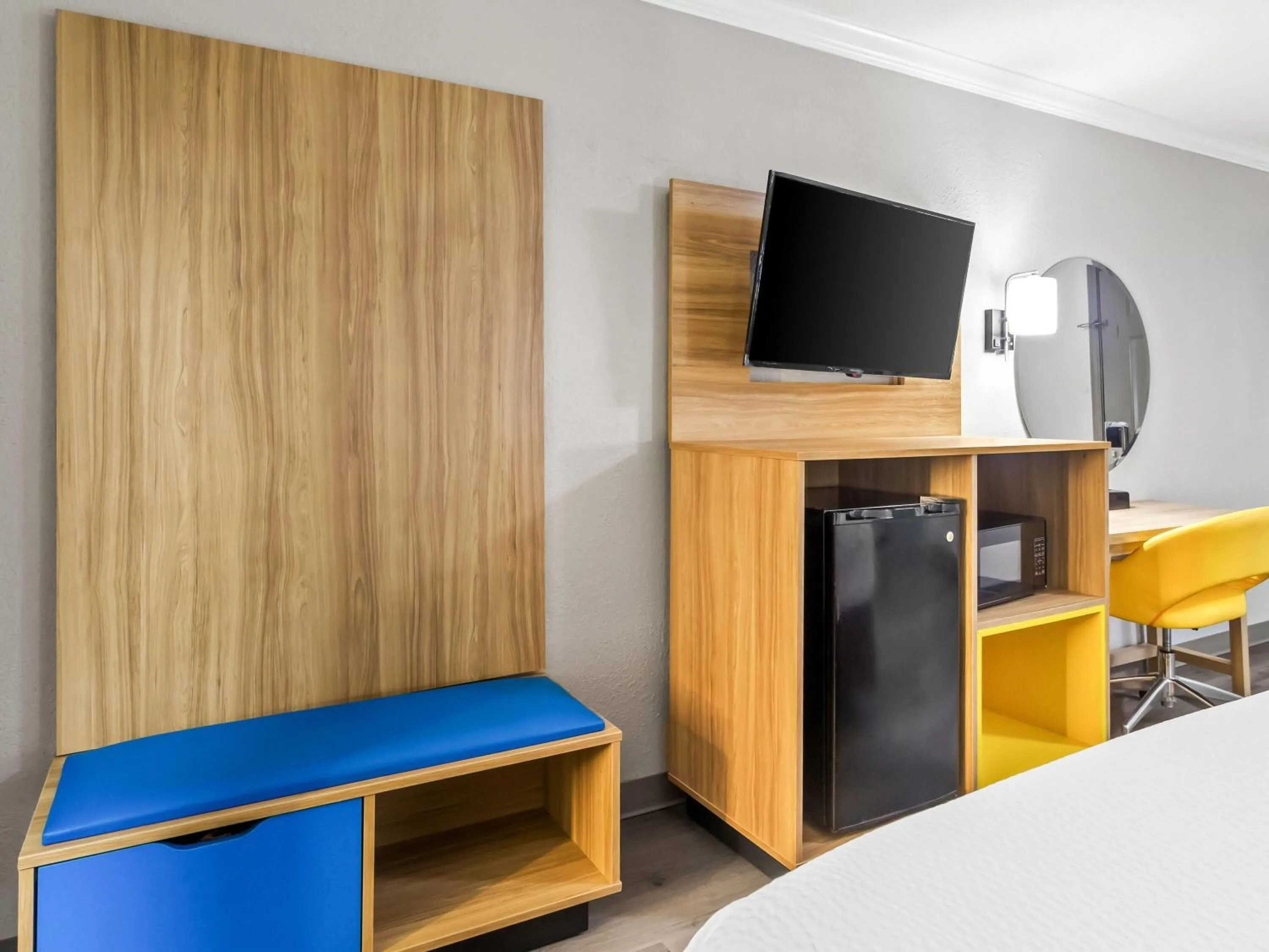 Bed in Days Inn by Wyndham Houston East