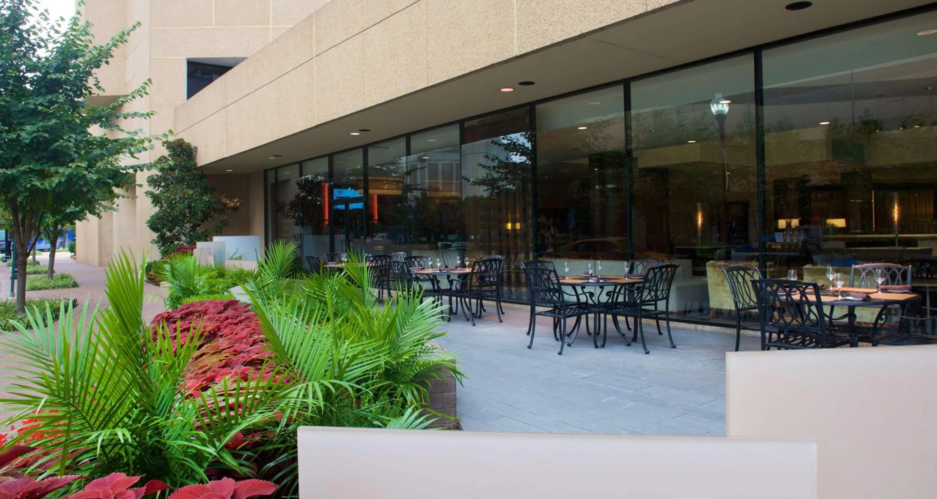 Patio in Hyatt Regency Crystal City at Reagan National Airport
