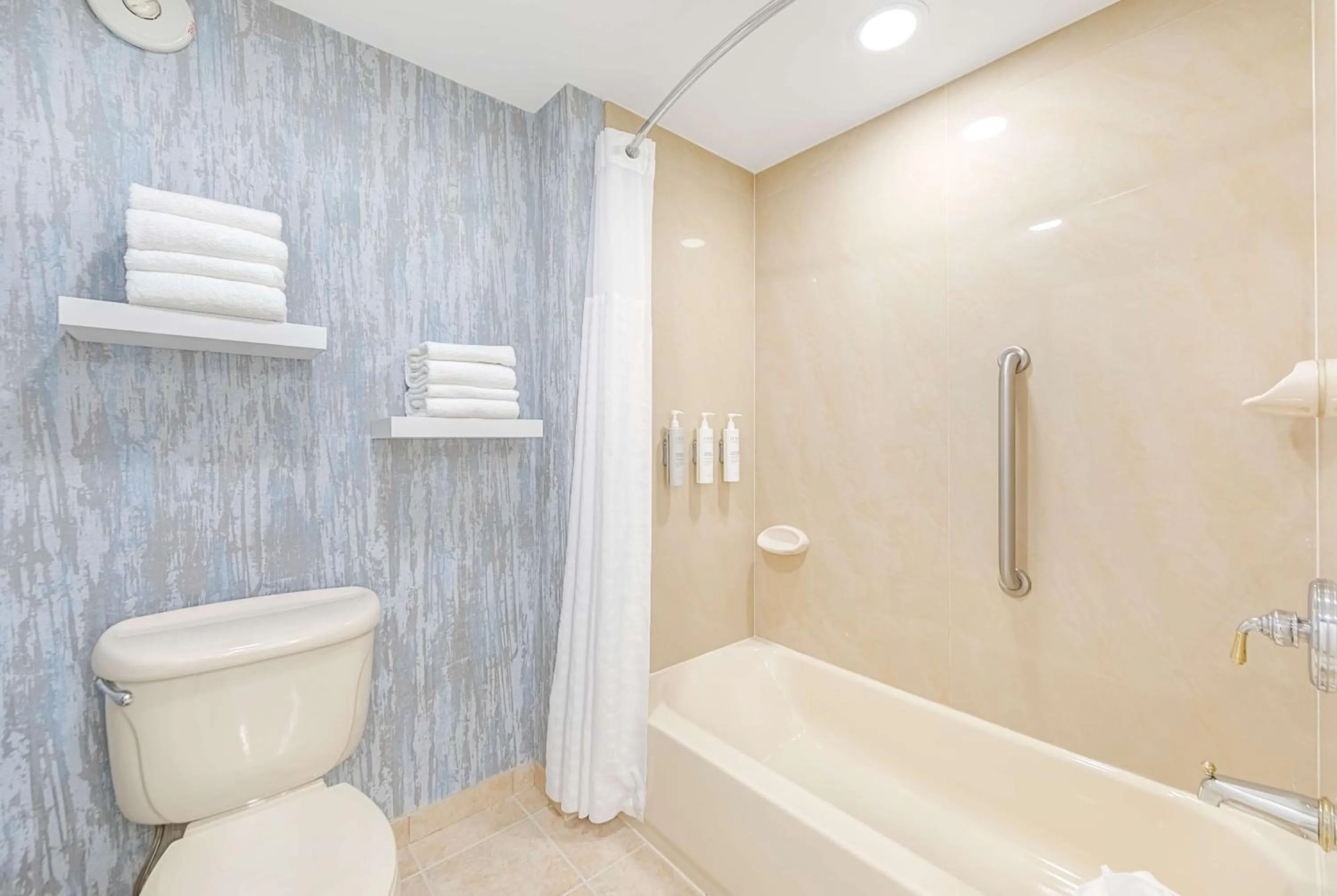 Bathroom in Homewood Suites by Hilton East Rutherford - Meadowlands, NJ