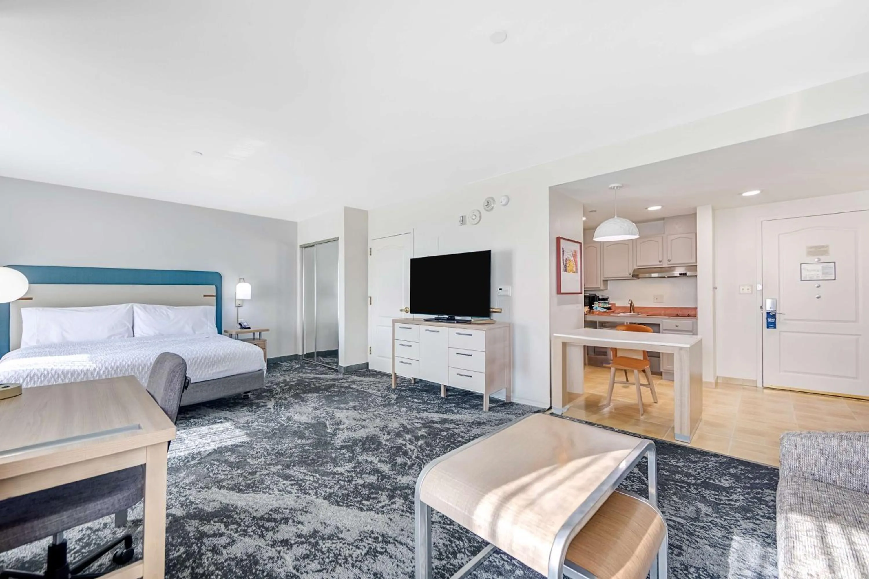 Living room, Bed in Homewood Suites by Hilton East Rutherford - Meadowlands, NJ