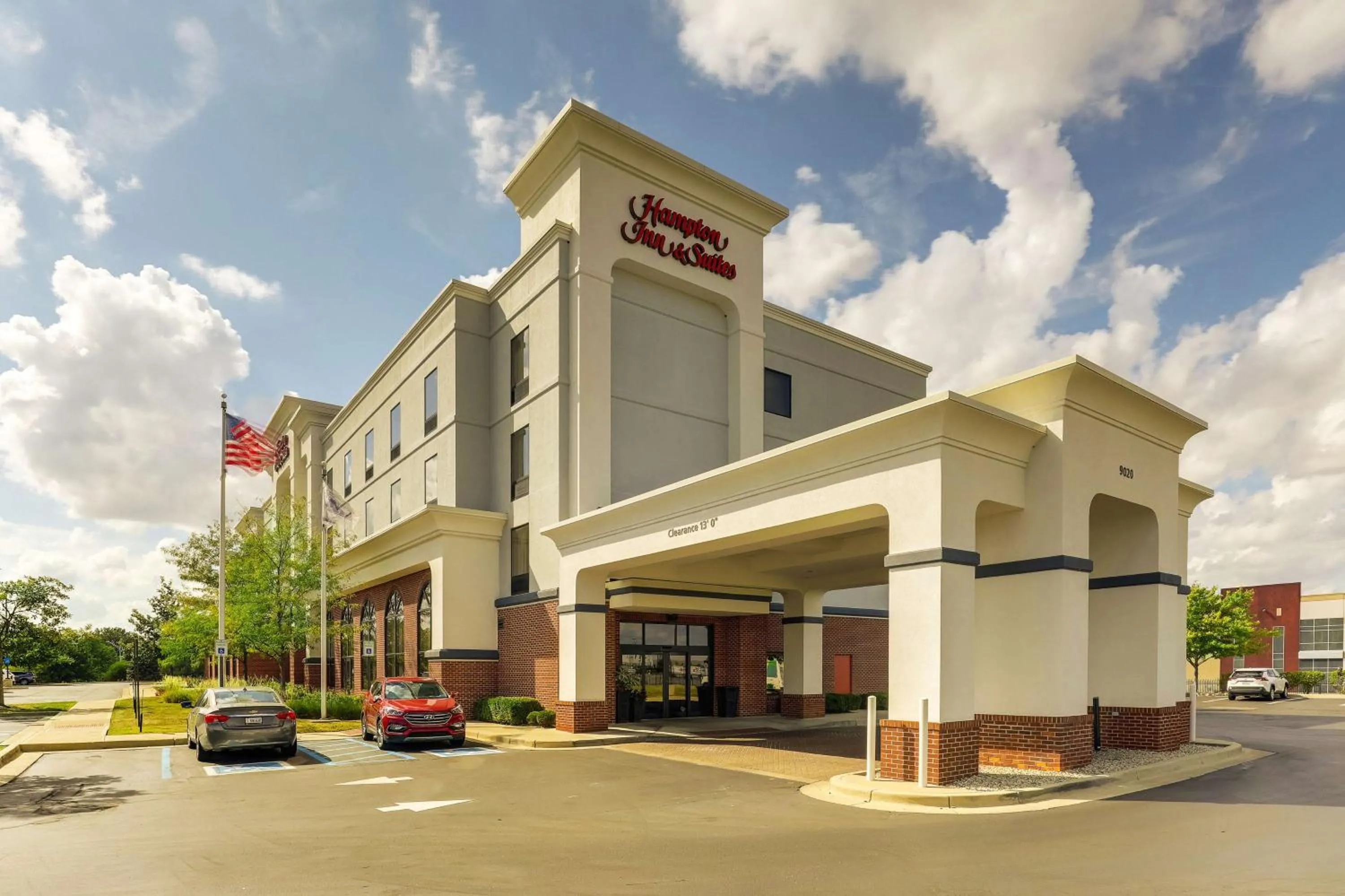 Property building in Hampton Inn & Suites Indianapolis-Airport