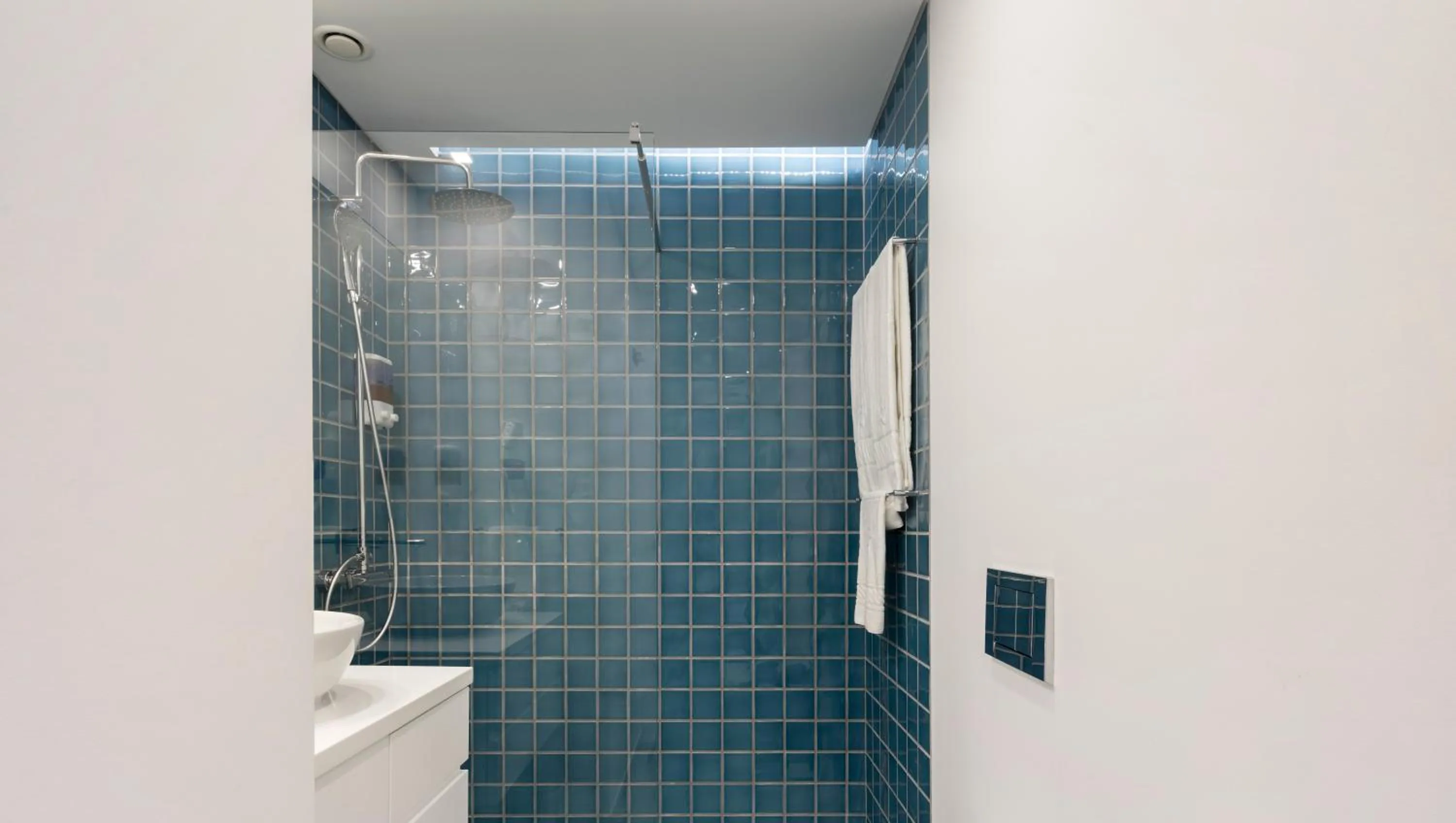 Toilet in Lisbon Serviced Apartments - Parque