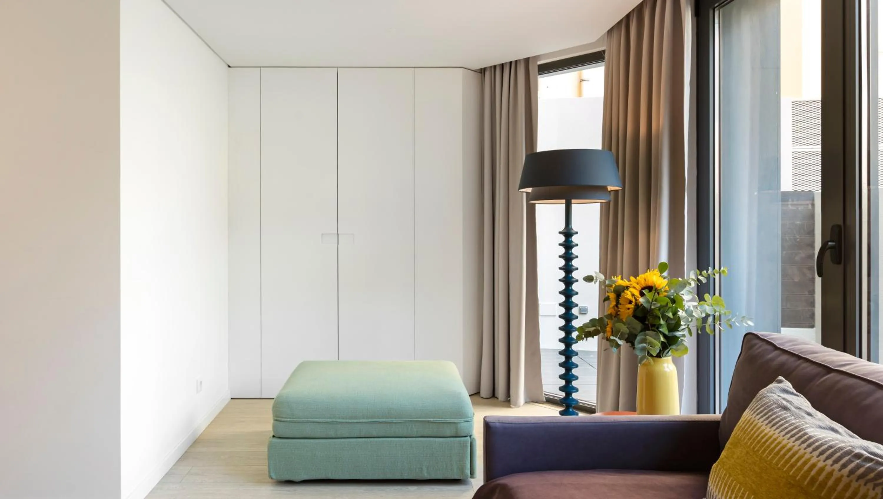 Living room, Bed in Lisbon Serviced Apartments - Parque