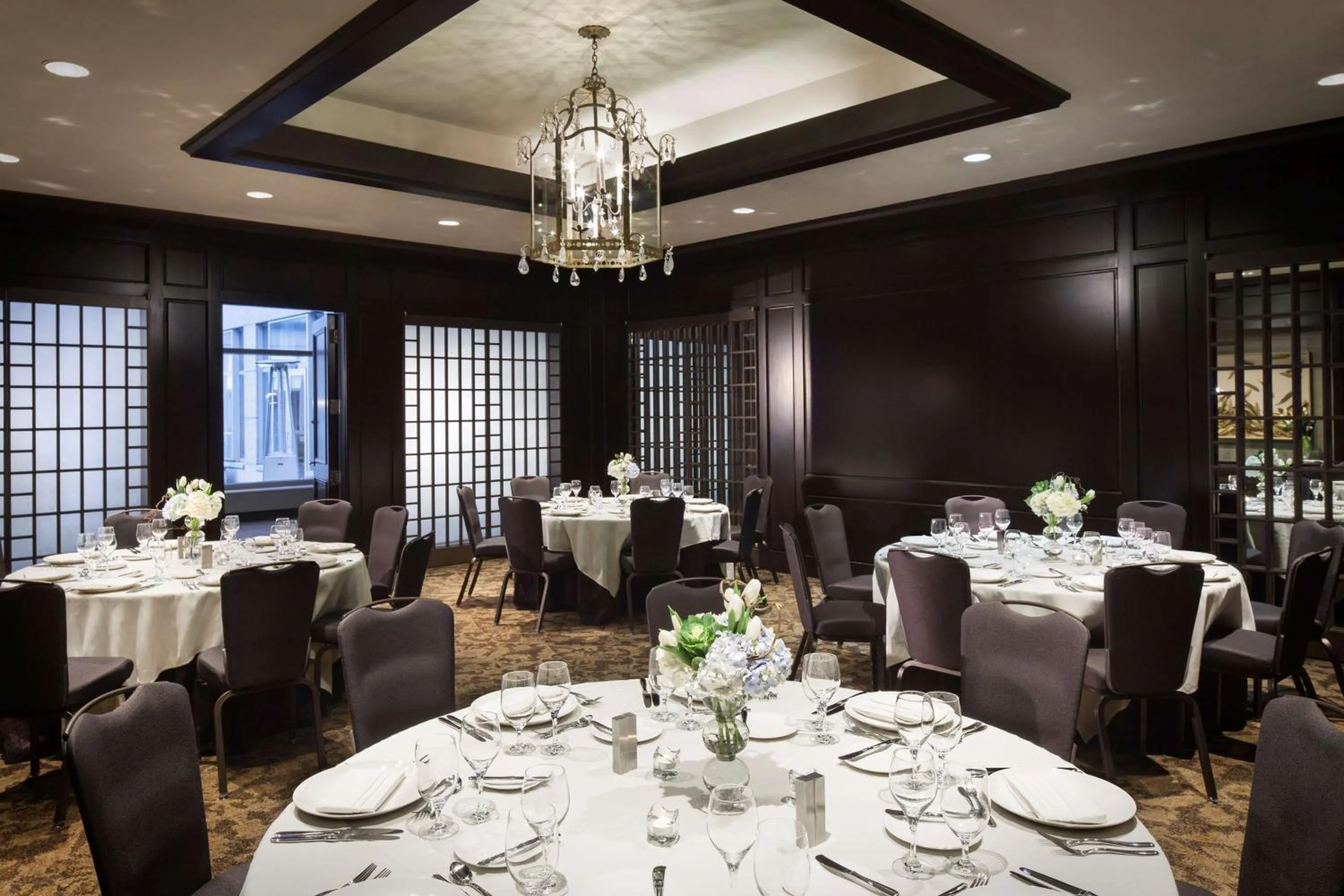 Restaurant/places to eat in The Logan Philadelphia, Curio Collection by Hilton