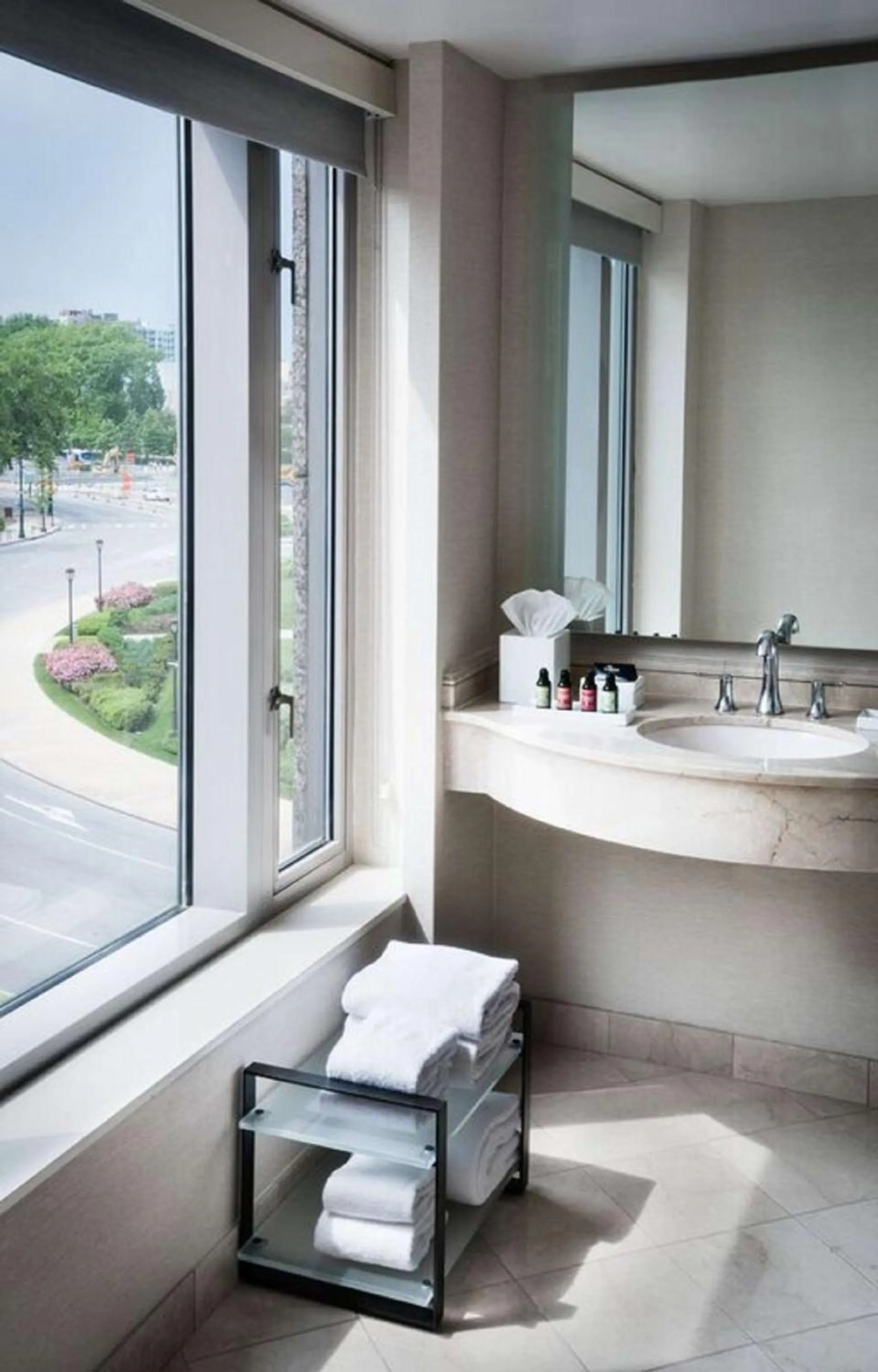 Bathroom in The Logan Philadelphia, Curio Collection by Hilton