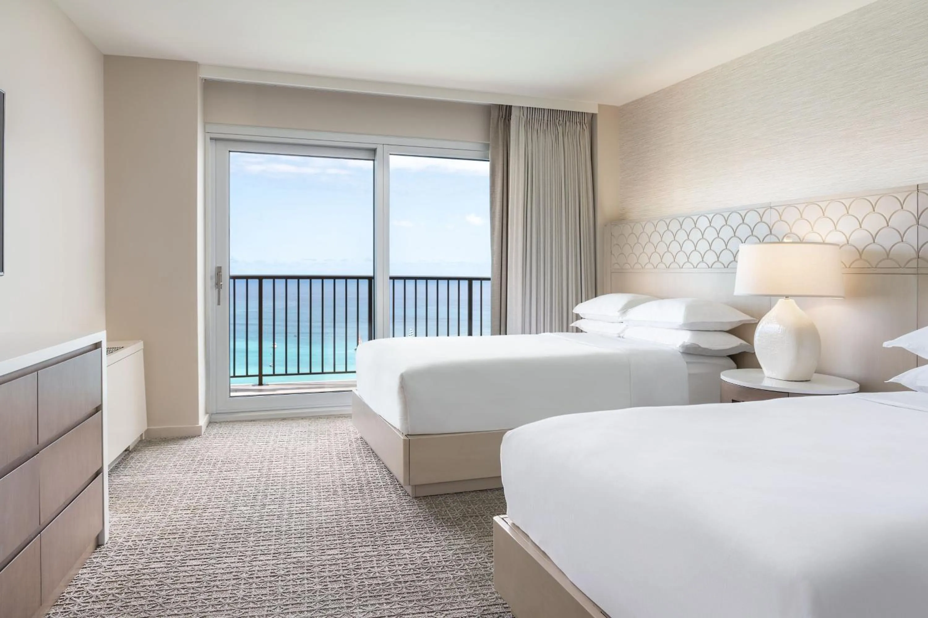 Bedroom, Bed in Sheraton Waikiki Beach Resort