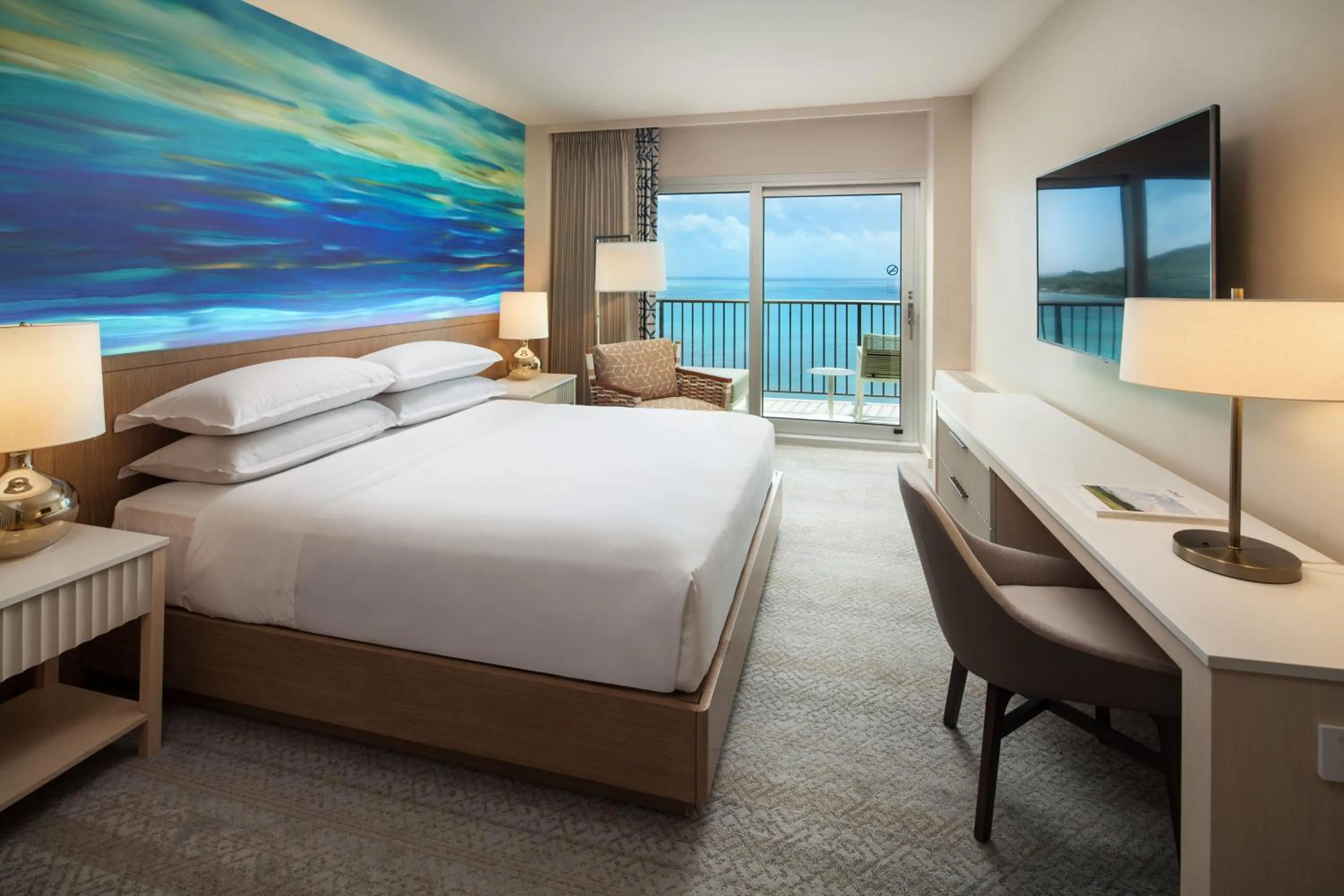 Photo of the whole room, Bed in Sheraton Waikiki Beach Resort