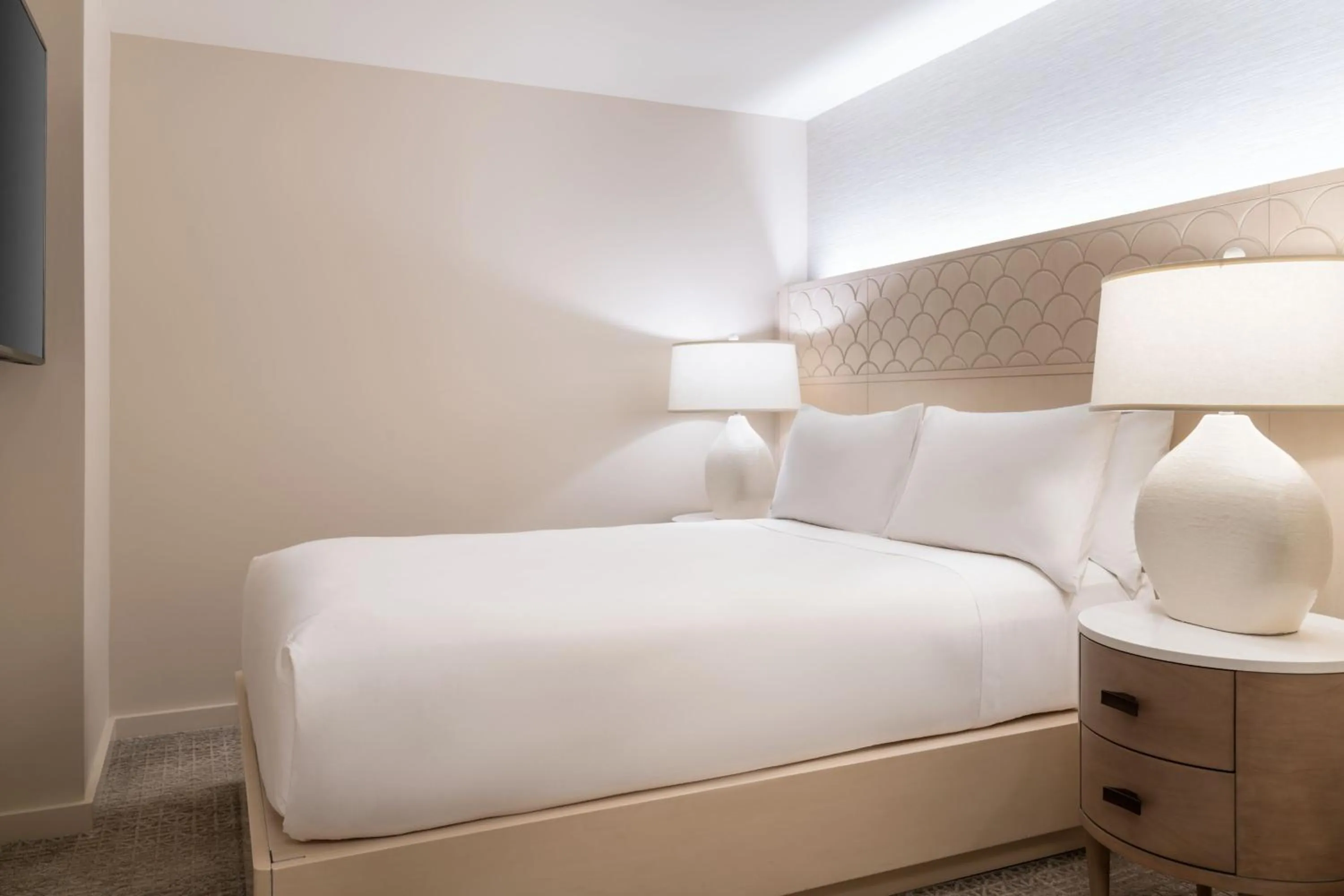 Bedroom, Bed in Sheraton Waikiki Beach Resort