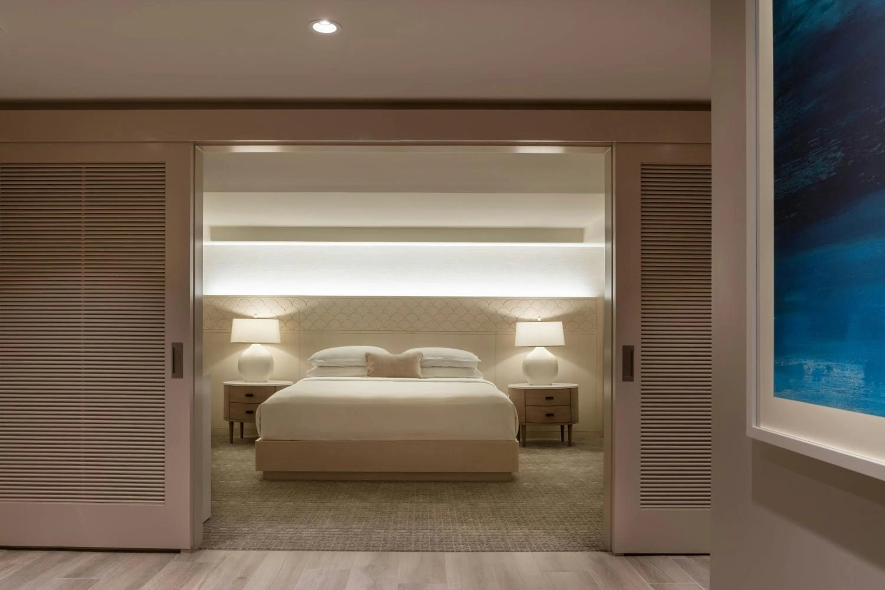 Photo of the whole room, Bed in Sheraton Waikiki Beach Resort