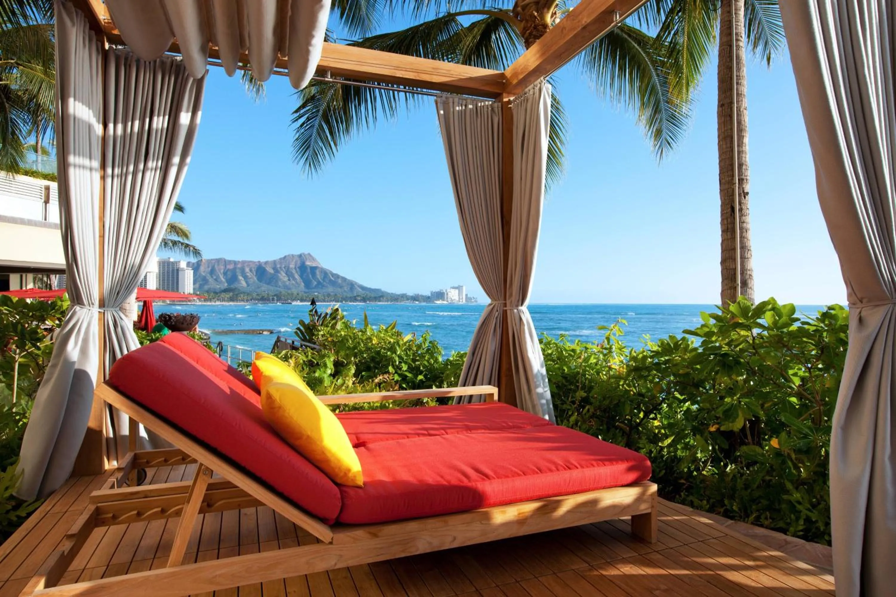 Swimming pool in Sheraton Waikiki Beach Resort