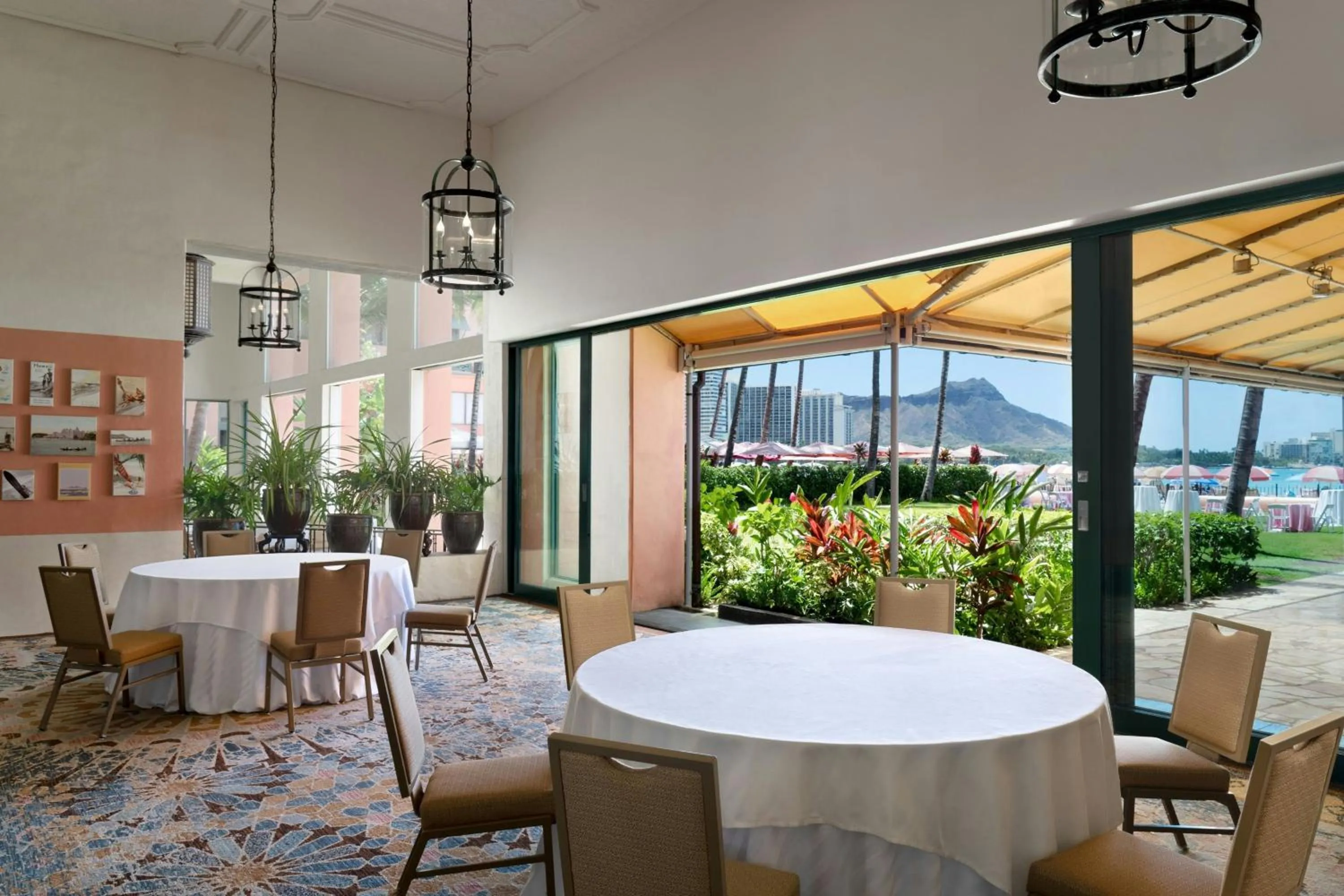 Lounge or bar in The Royal Hawaiian, A Luxury Collection Resort, Waikiki