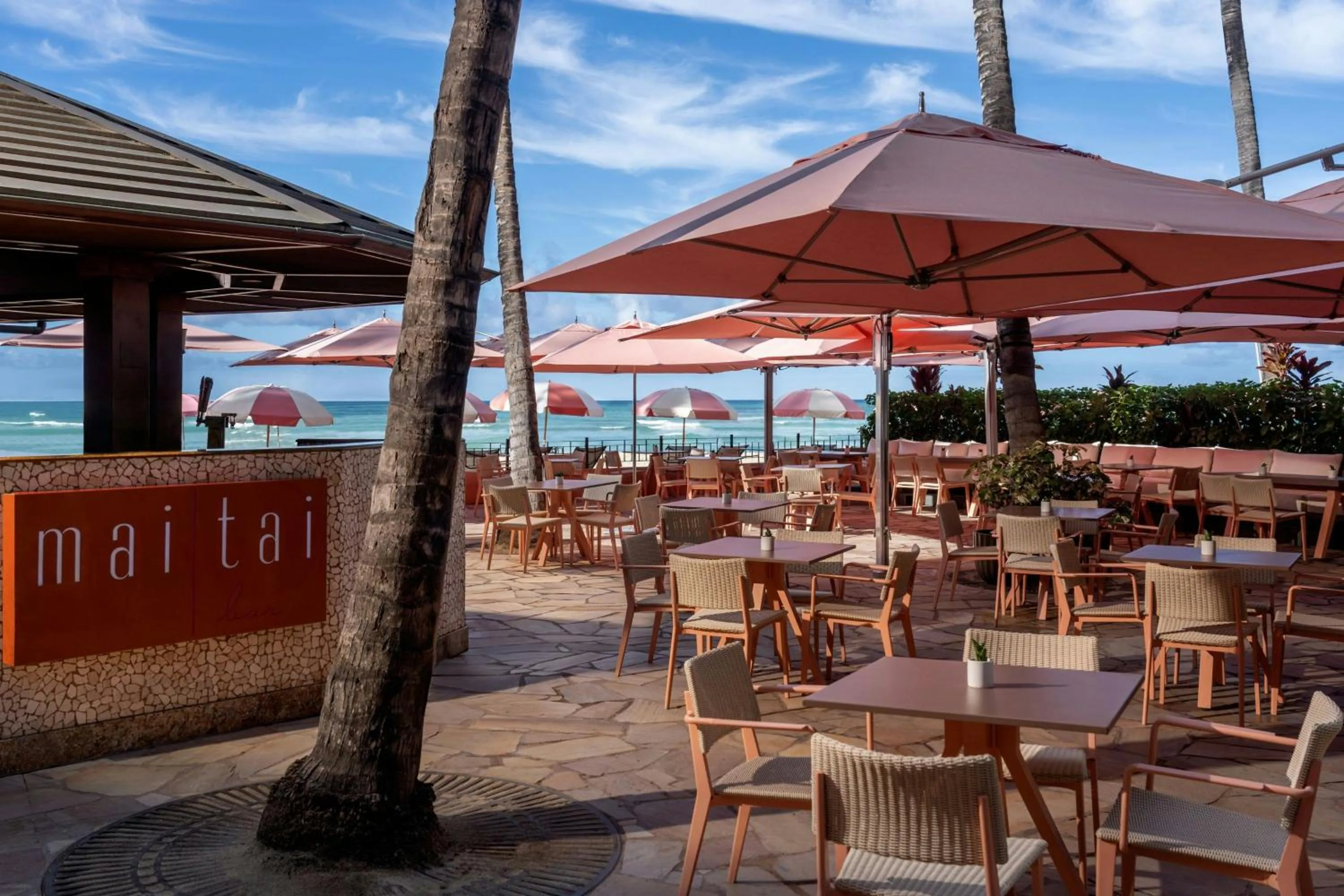 Lounge or bar in The Royal Hawaiian, A Luxury Collection Resort, Waikiki