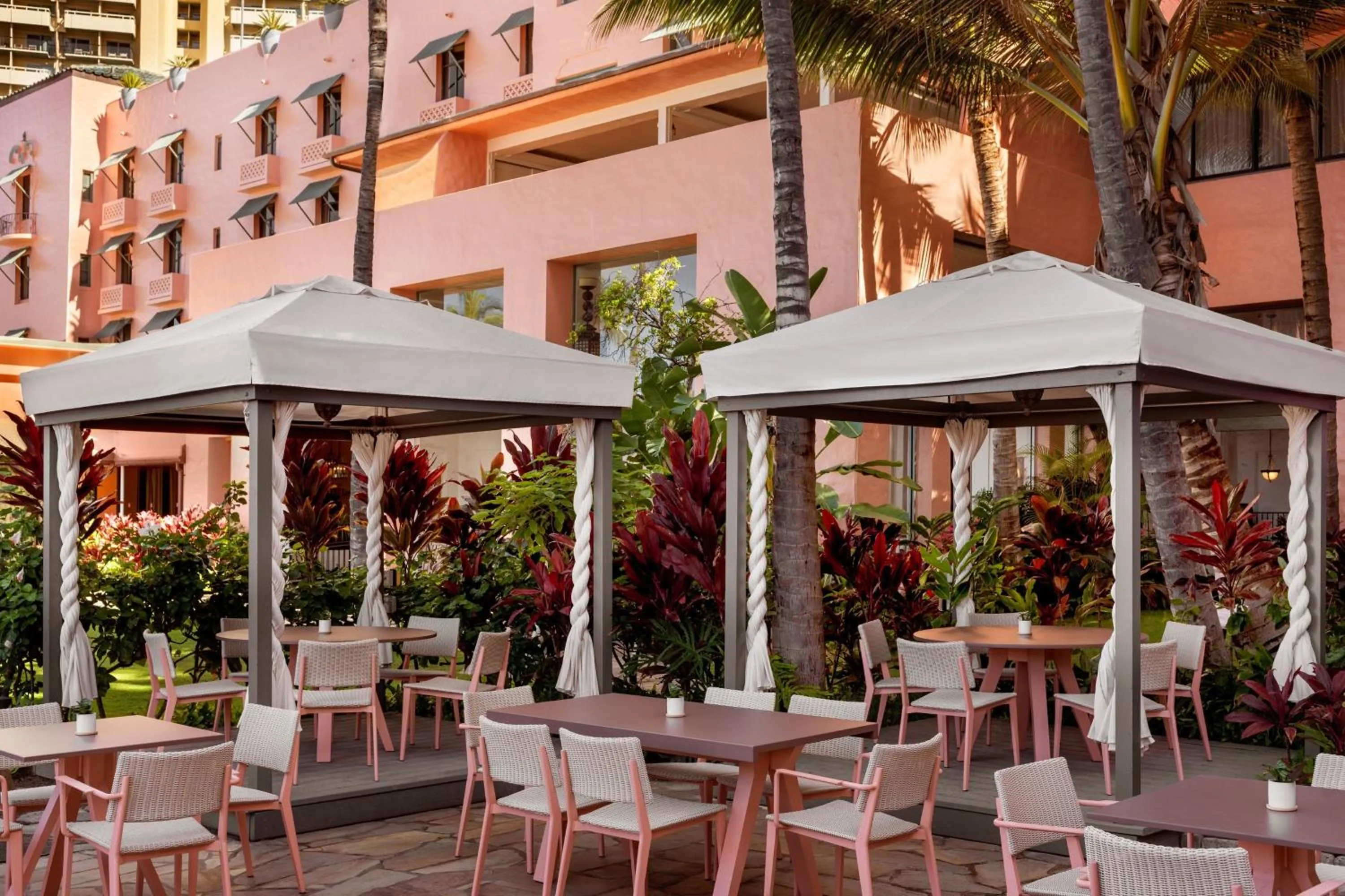 Lounge or bar in The Royal Hawaiian, A Luxury Collection Resort, Waikiki