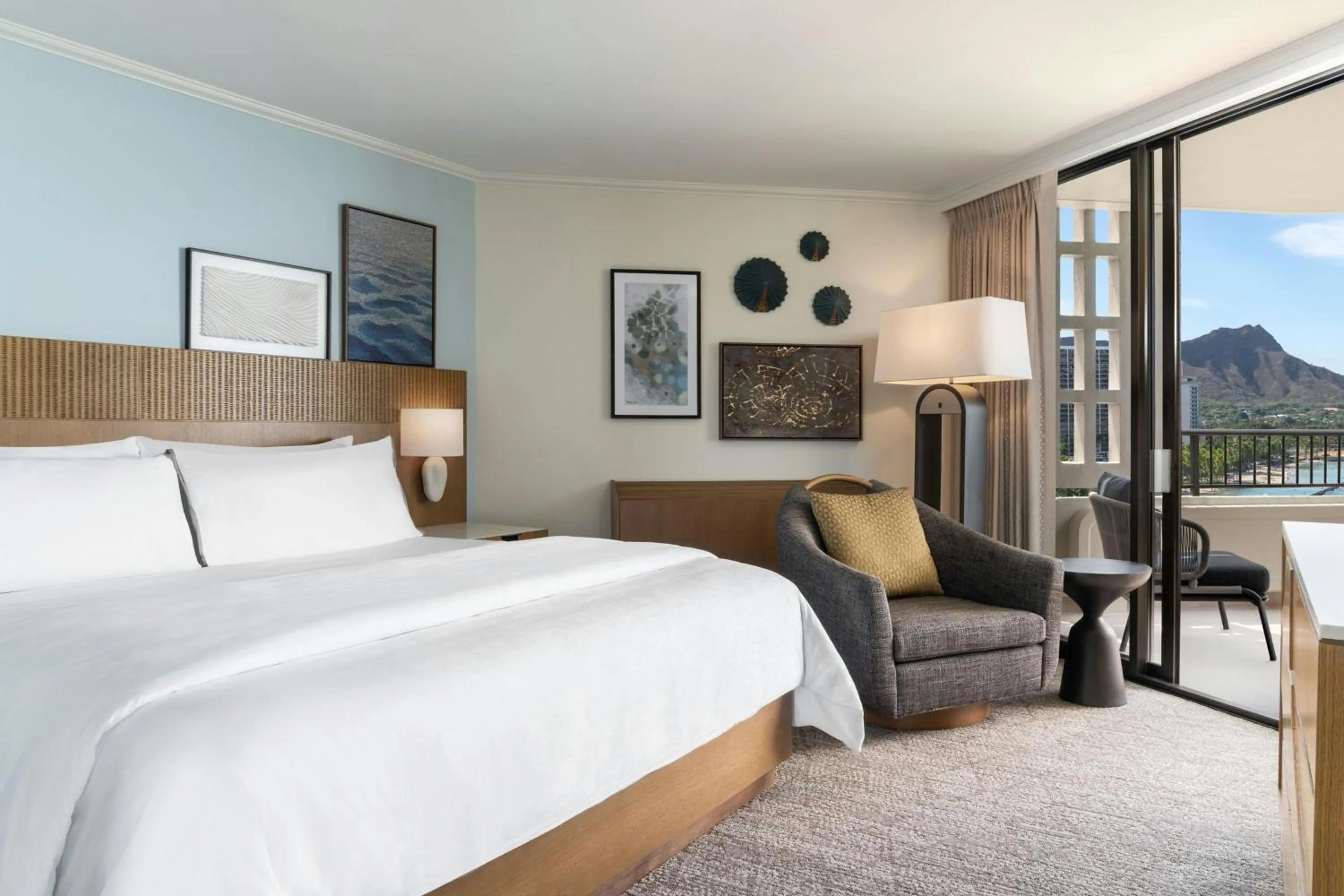 Bedroom, Bed in Moana Surfrider, A Westin Resort & Spa, Waikiki Beach