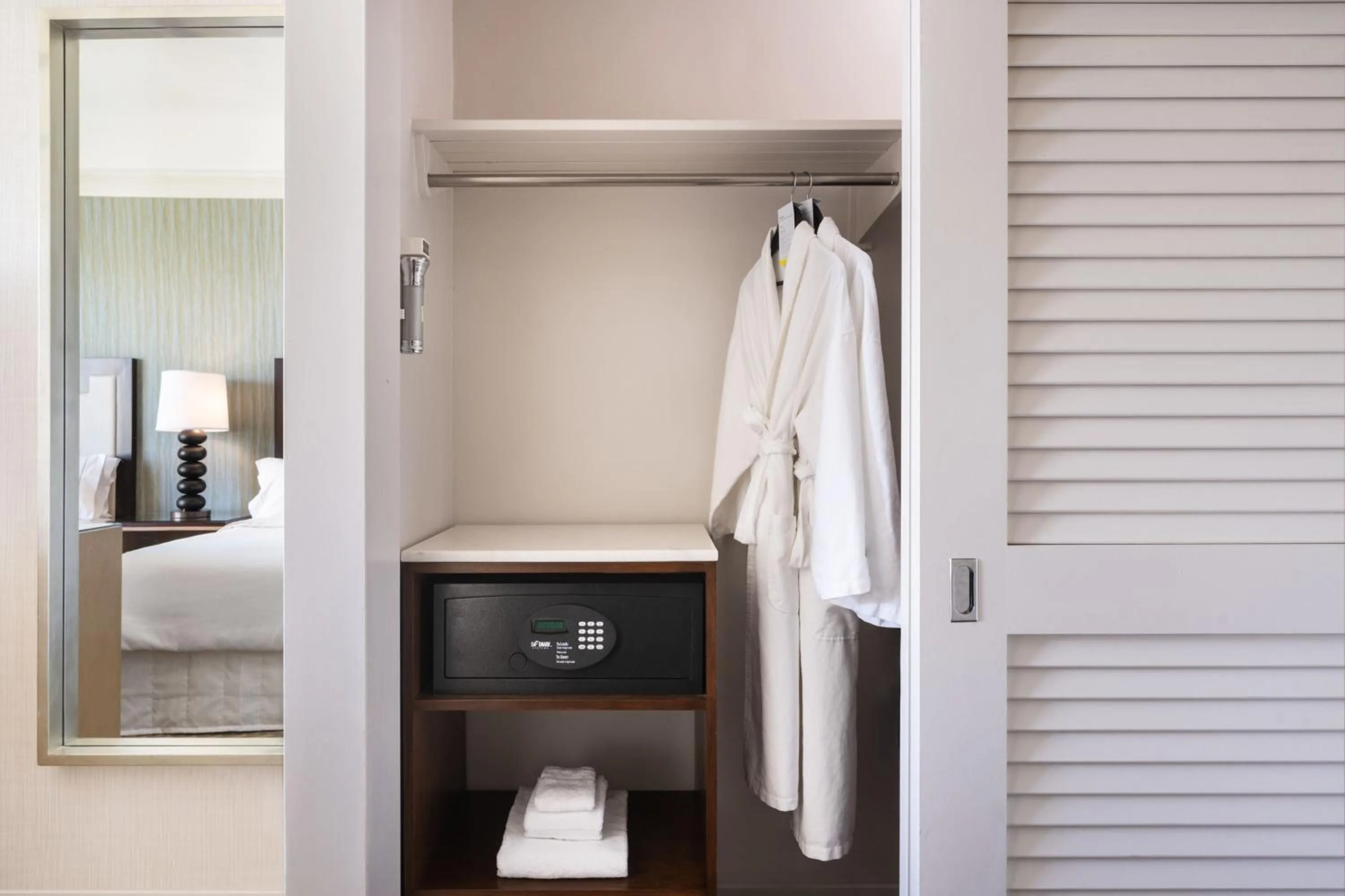 Photo of the whole room, Bed in Moana Surfrider, A Westin Resort & Spa, Waikiki Beach