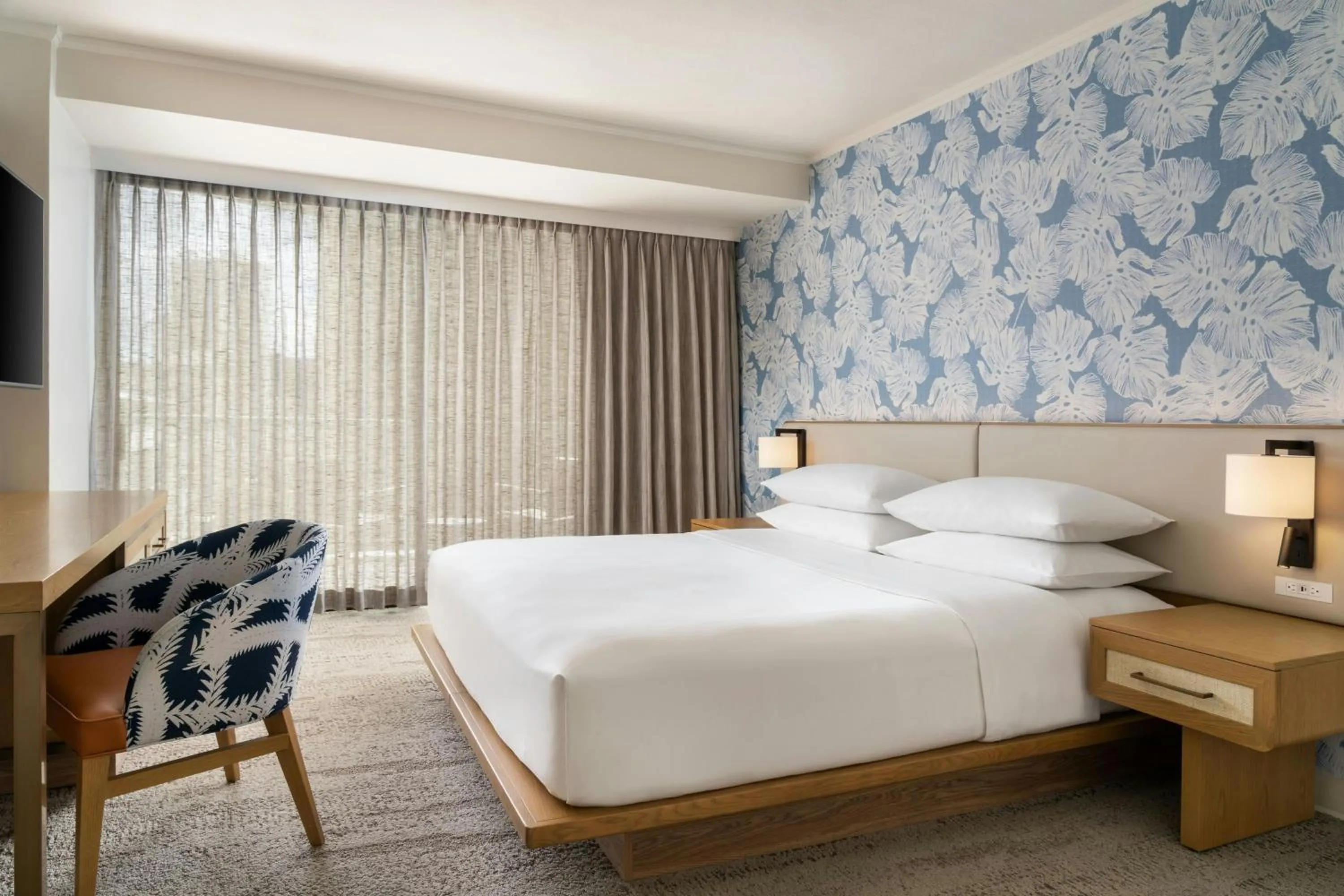 Photo of the whole room, Bed in Sheraton Princess Kaiulani Waikiki Beach