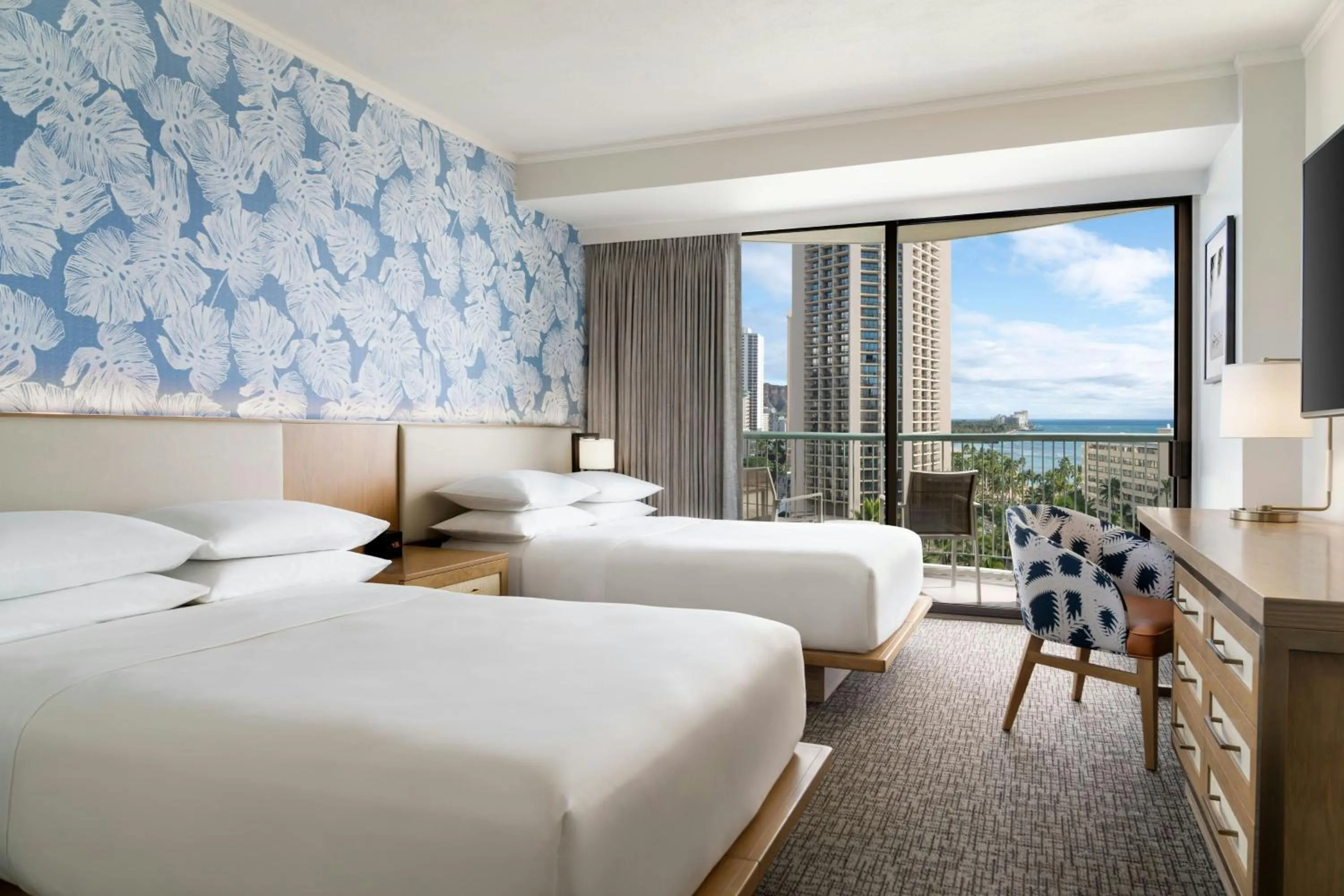 Photo of the whole room, Bed in Sheraton Princess Kaiulani Waikiki Beach