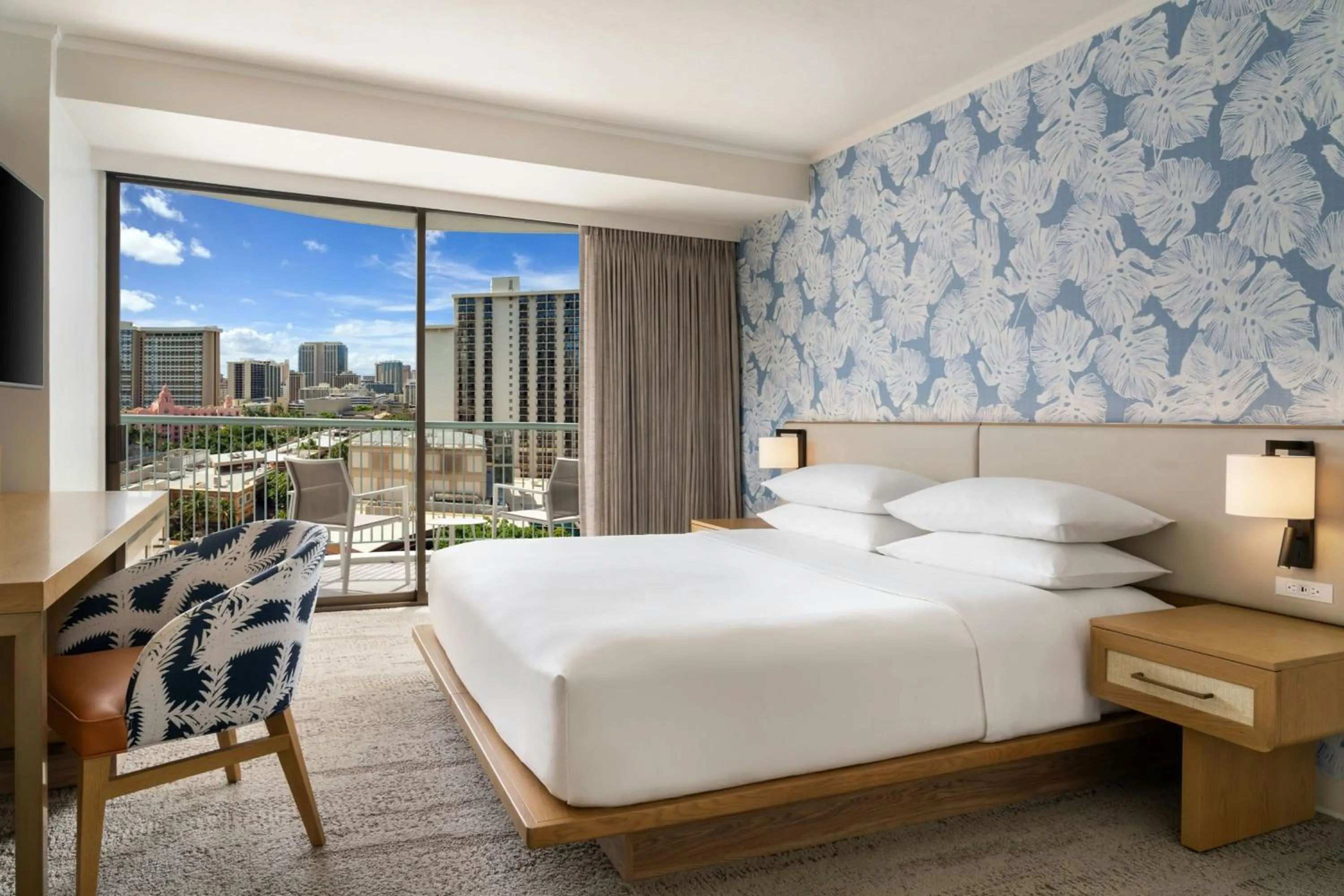 Photo of the whole room, Bed in Sheraton Princess Kaiulani Waikiki Beach
