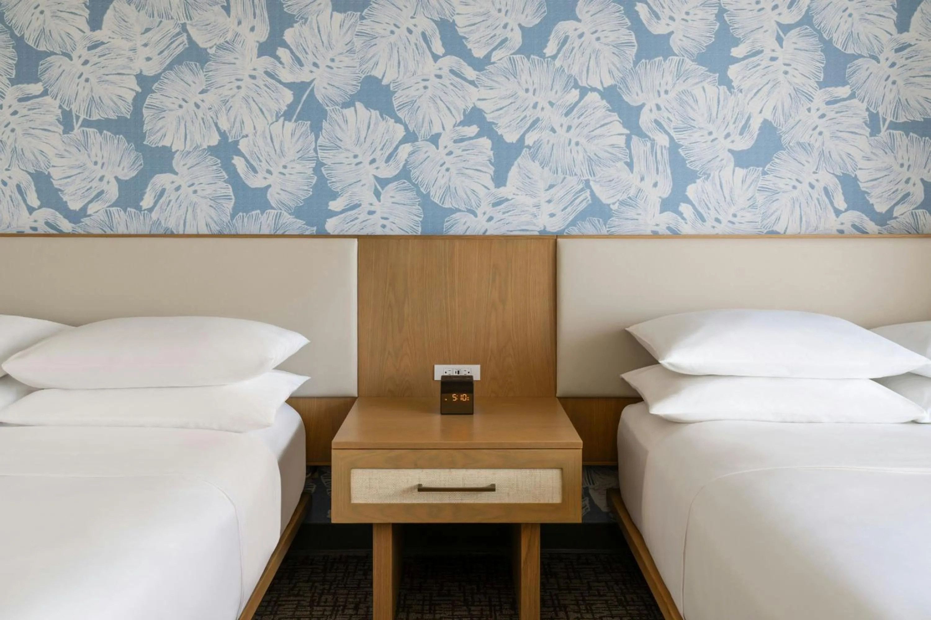 Photo of the whole room, Bed in Sheraton Princess Kaiulani Waikiki Beach