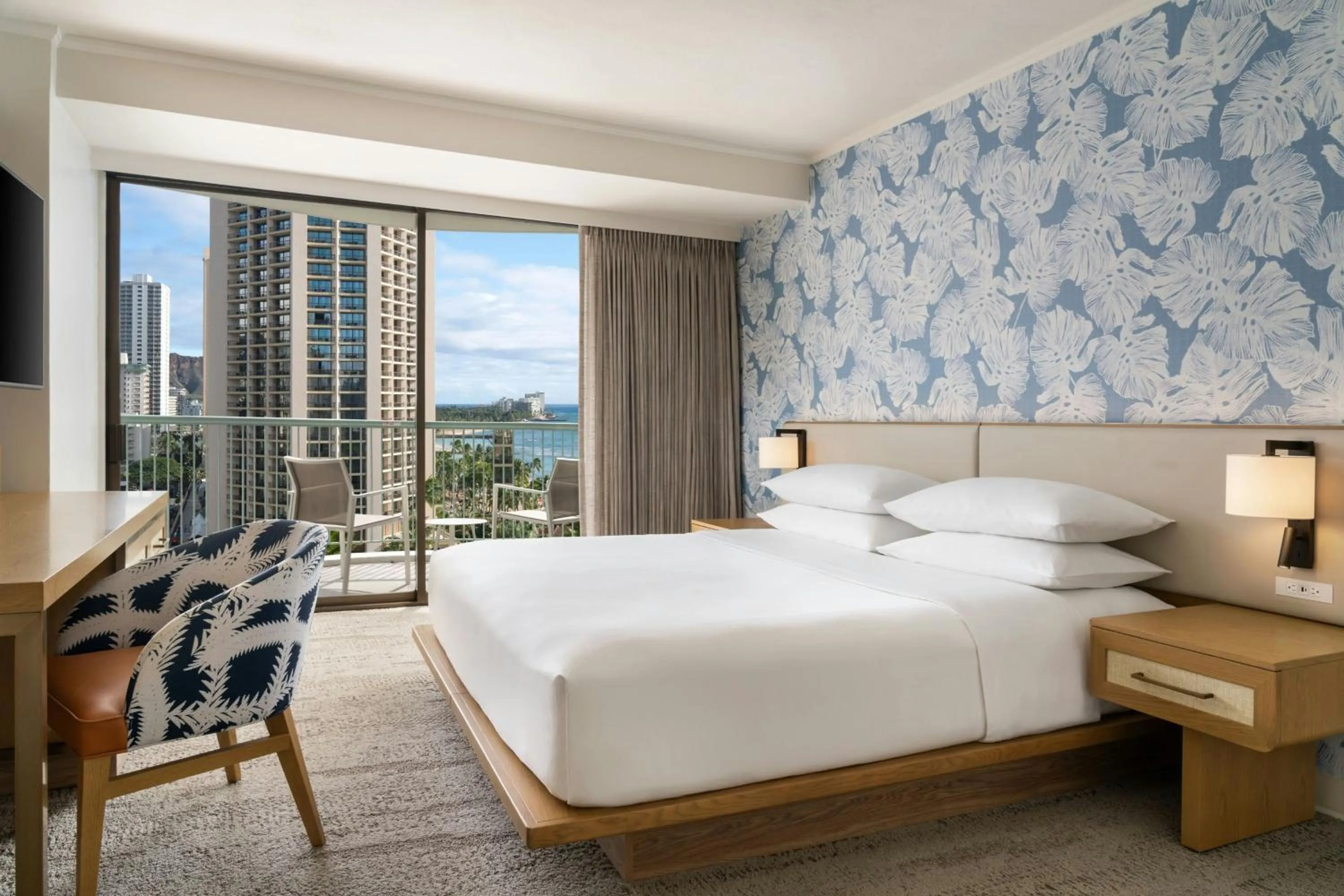 Photo of the whole room, Bed in Sheraton Princess Kaiulani Waikiki Beach