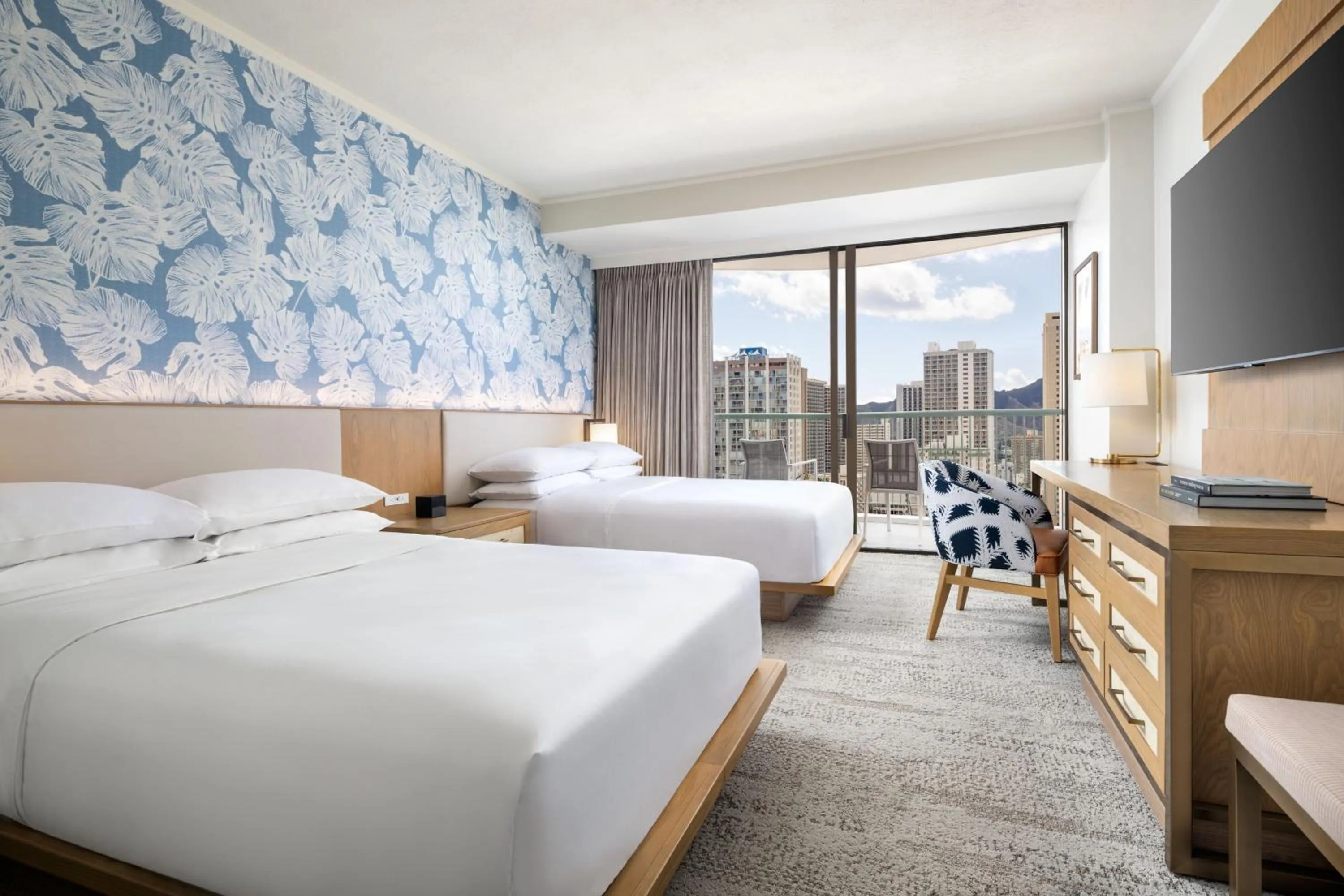 Photo of the whole room, Bed in Sheraton Princess Kaiulani Waikiki Beach