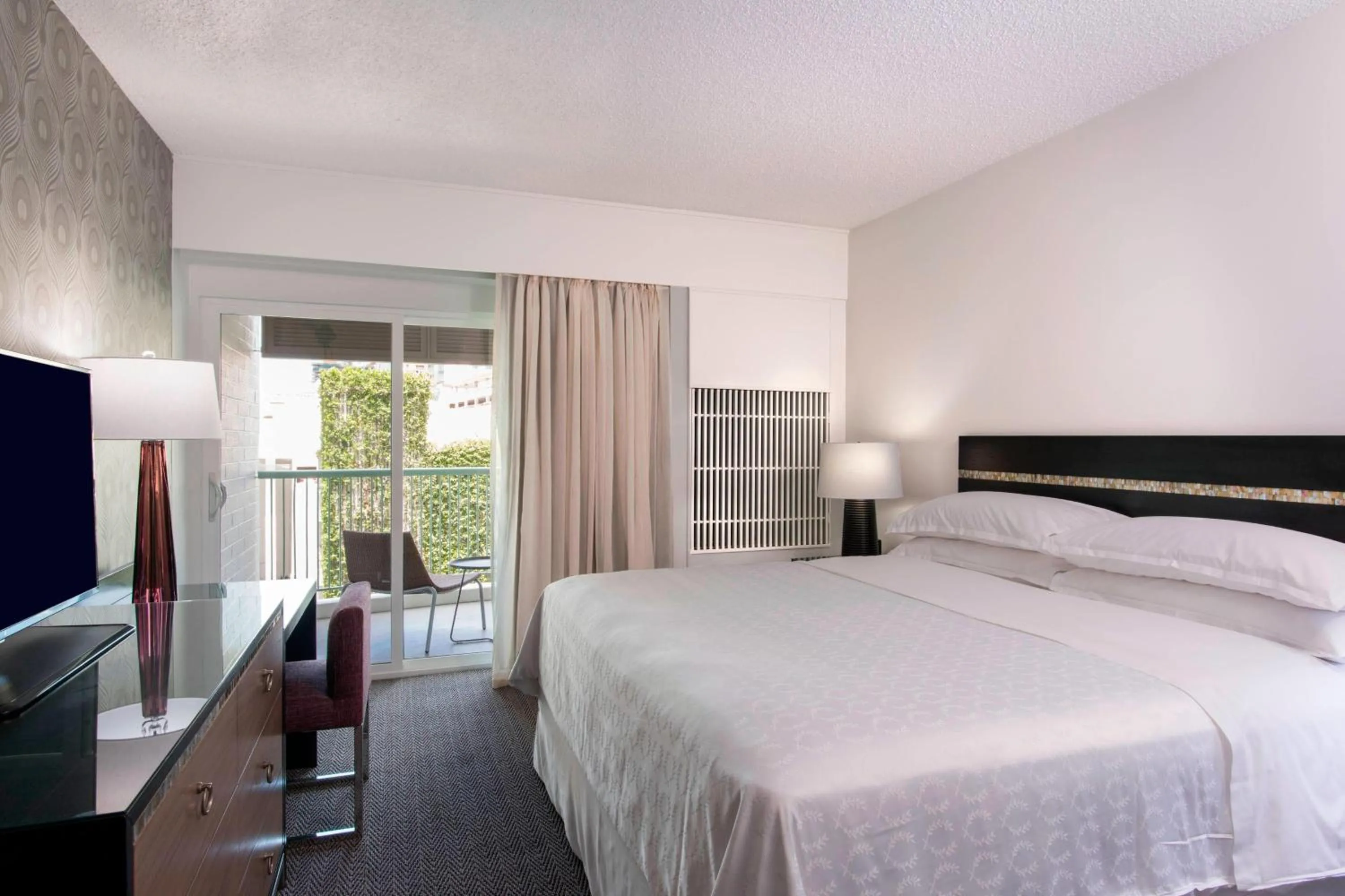 Photo of the whole room, Bed in Sheraton Princess Kaiulani Waikiki Beach