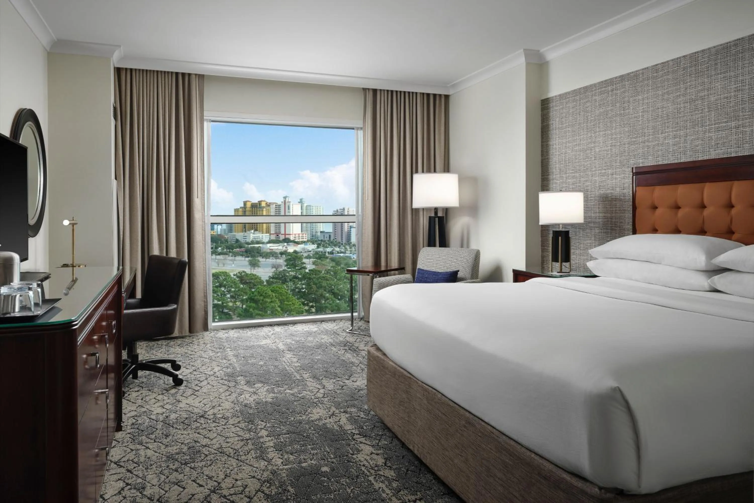 Photo of the whole room, Bed in Sheraton Myrtle Beach