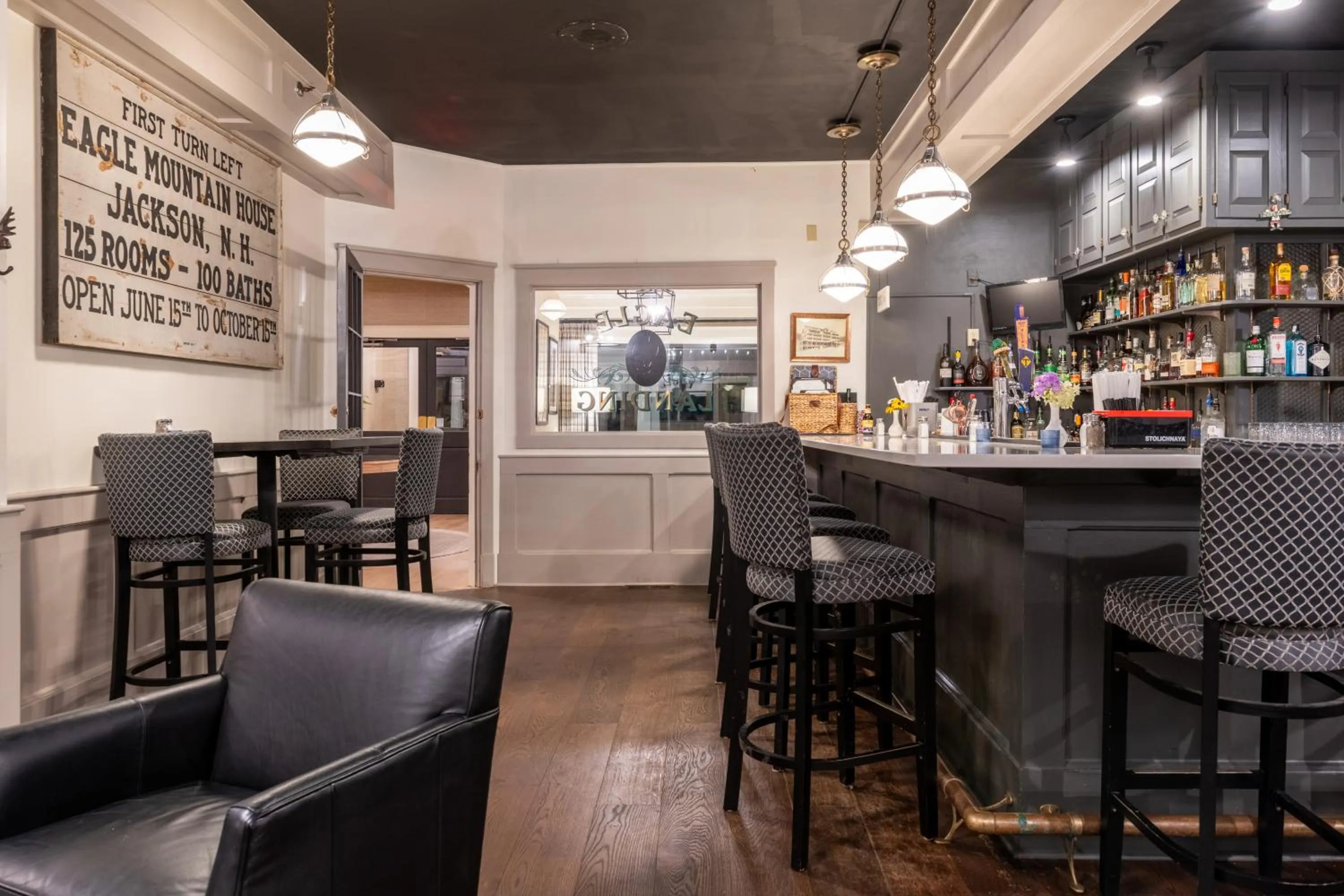 Lounge or bar in Eagle Mountain House and Golf Club